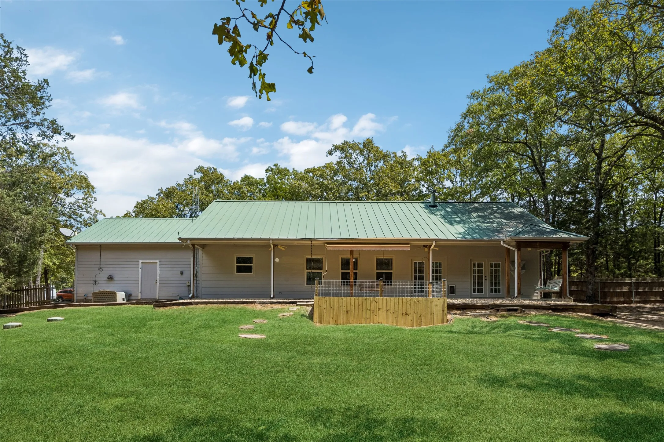 Single Family Residence For Sale in Hunt County , 2904 Hideaway Lane, Quinlan, Texas 75474, 3 Bedroom, 2 Bathroom, 2 Garage spaces, 1,727 Sqft, built in 2009, mls#21362759, Real Estate Agent in Quinlan, Homes For Sale in Hunt county, Homes For Sale in Quinlan, Realtor in Quinlan Texas, Real Estate Brokerage Independent Realty Texas, Luminita Cordes Realtor