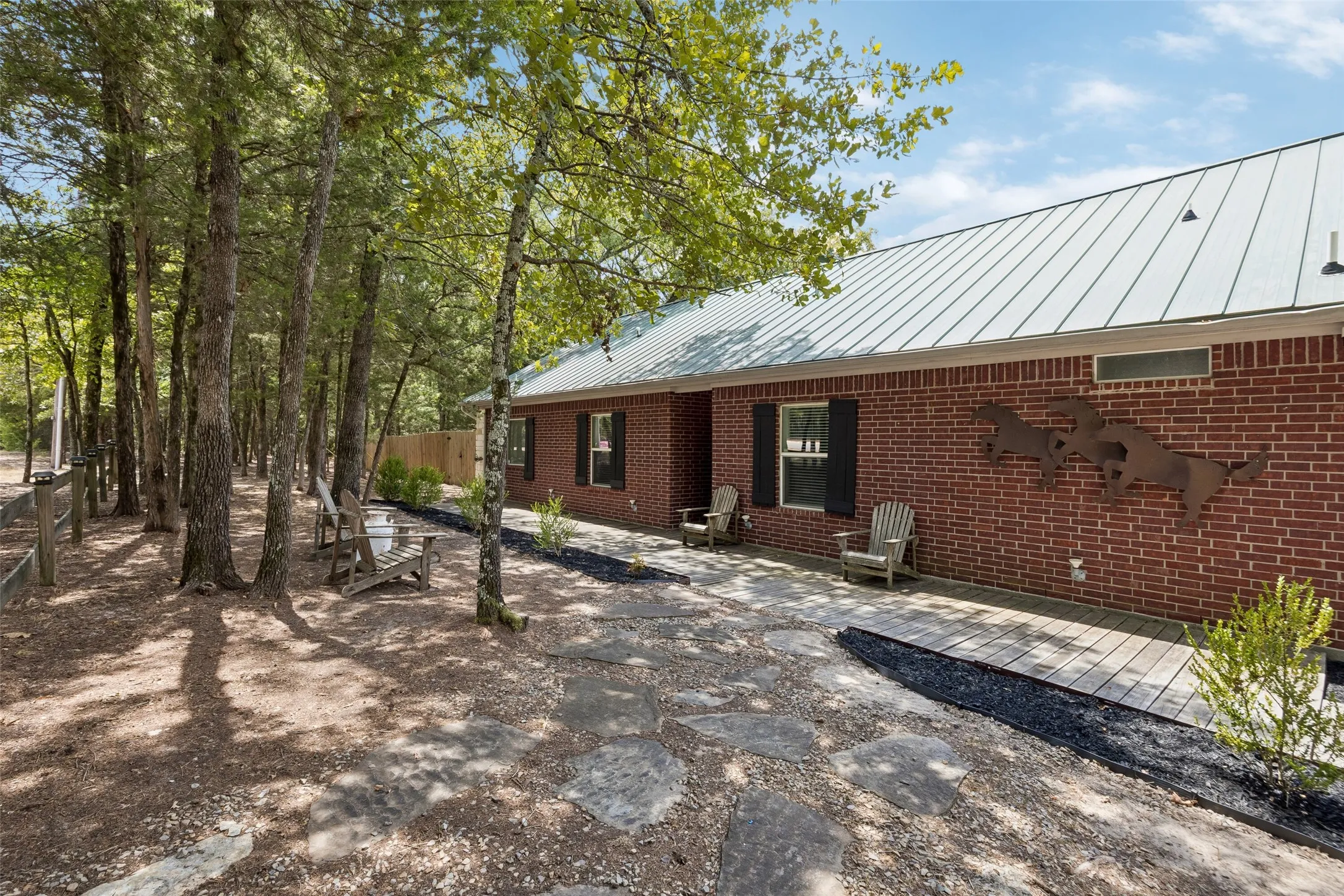 Single Family Residence For Sale in Hunt County , 2904 Hideaway Lane, Quinlan, Texas 75474, 3 Bedroom, 2 Bathroom, 2 Garage spaces, 1,727 Sqft, built in 2009, mls#21362759, Real Estate Agent in Quinlan, Homes For Sale in Hunt county, Homes For Sale in Quinlan, Realtor in Quinlan Texas, Real Estate Brokerage Independent Realty Texas, Luminita Cordes Realtor