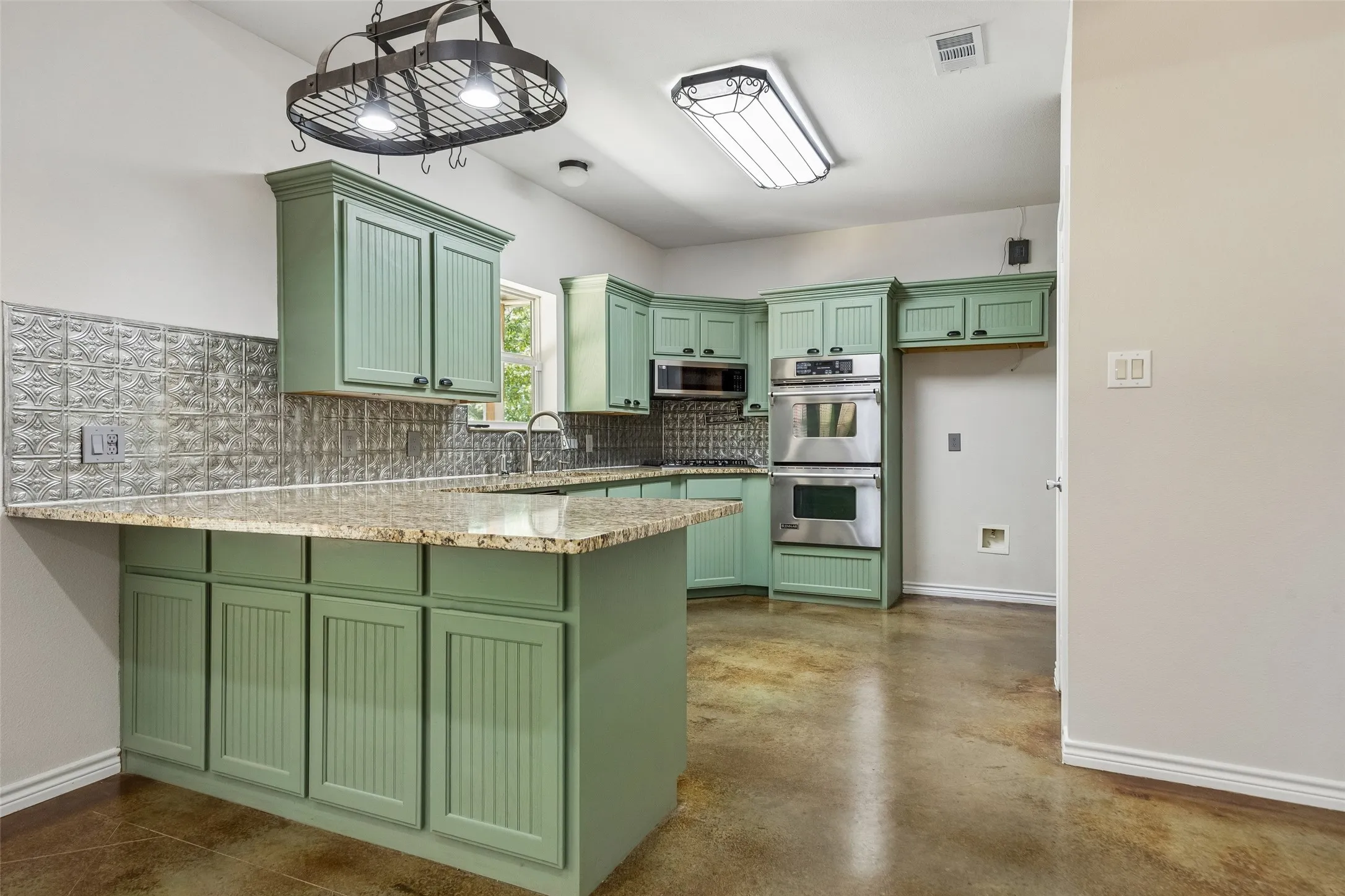 Single Family Residence For Sale in Hunt County , 2904 Hideaway Lane, Quinlan, Texas 75474, 3 Bedroom, 2 Bathroom, 2 Garage spaces, 1,727 Sqft, built in 2009, mls#21362759, Real Estate Agent in Quinlan, Homes For Sale in Hunt county, Homes For Sale in Quinlan, Realtor in Quinlan Texas, Real Estate Brokerage Independent Realty Texas, Luminita Cordes Realtor