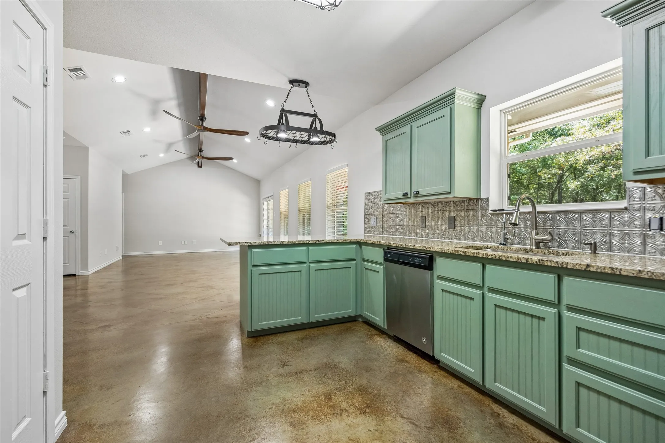 Single Family Residence For Sale in Hunt County , 2904 Hideaway Lane, Quinlan, Texas 75474, 3 Bedroom, 2 Bathroom, 2 Garage spaces, 1,727 Sqft, built in 2009, mls#21362759, Real Estate Agent in Quinlan, Homes For Sale in Hunt county, Homes For Sale in Quinlan, Realtor in Quinlan Texas, Real Estate Brokerage Independent Realty Texas, Luminita Cordes Realtor