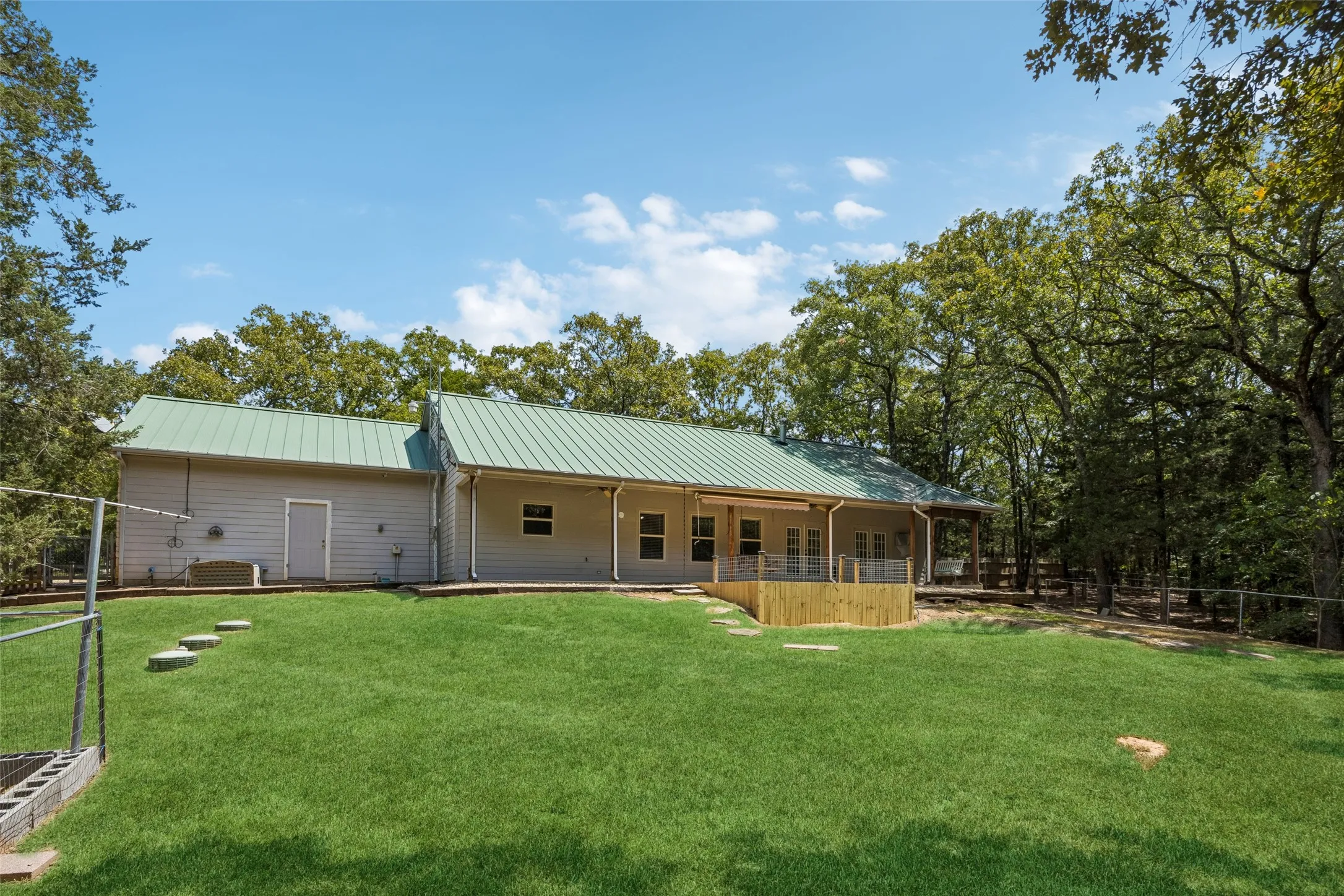 Single Family Residence For Sale in Hunt County , 2904 Hideaway Lane, Quinlan, Texas 75474, 3 Bedroom, 2 Bathroom, 2 Garage spaces, 1,727 Sqft, built in 2009, mls#21362759, Real Estate Agent in Quinlan, Homes For Sale in Hunt county, Homes For Sale in Quinlan, Realtor in Quinlan Texas, Real Estate Brokerage Independent Realty Texas, Luminita Cordes Realtor