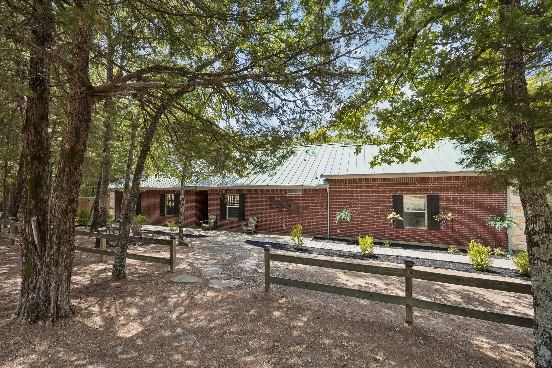 Single Family Residence For Sale in Hunt County , 2904 Hideaway Lane, Quinlan, Texas 75474, 3 Bedroom, 2 Bathroom, 2 Garage spaces, 1,727 Sqft, built in 2009, mls#21362759, Real Estate Agent in Quinlan, Homes For Sale in Hunt county, Homes For Sale in Quinlan, Realtor in Quinlan Texas, Real Estate Brokerage Independent Realty Texas, Luminita Cordes Realtor