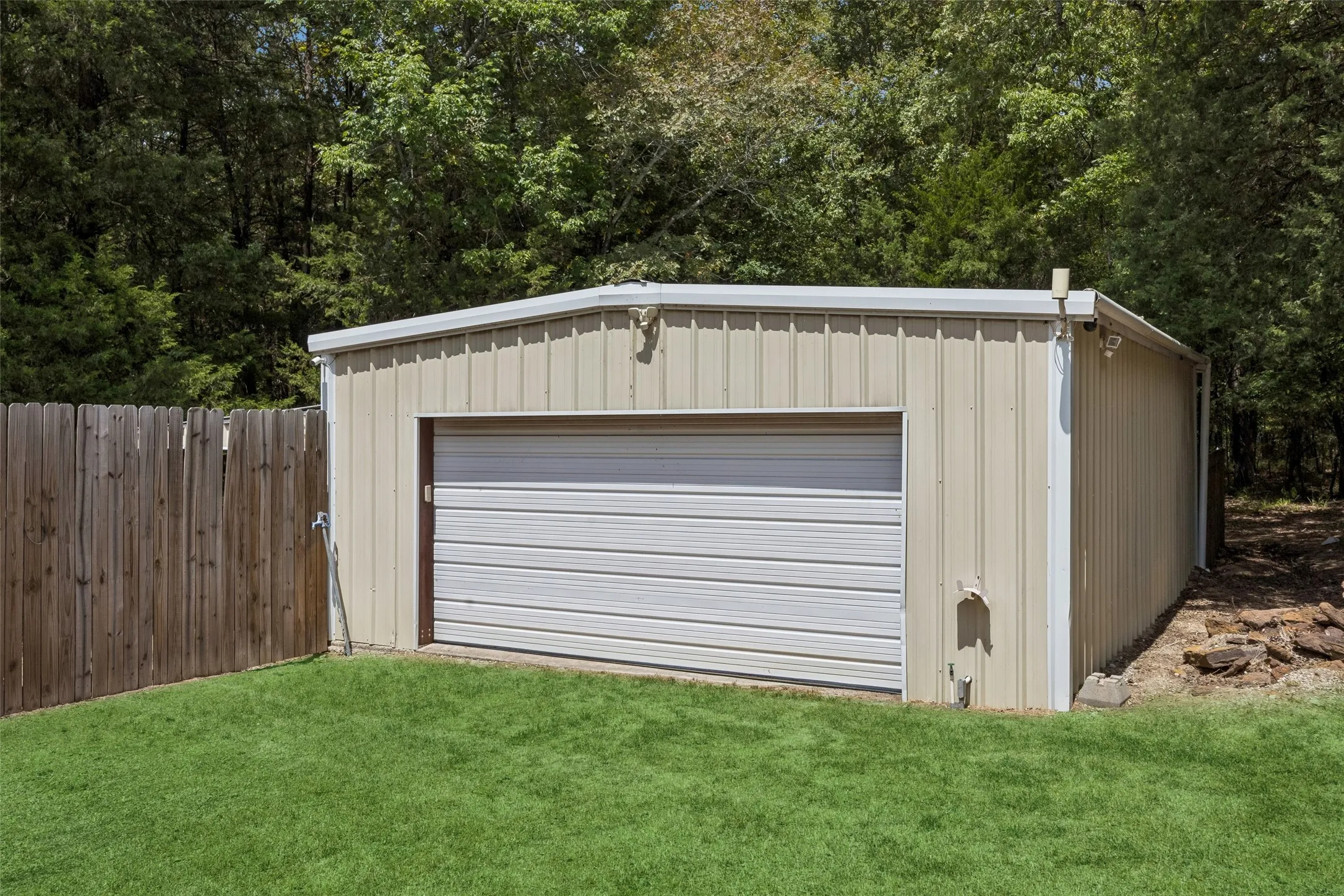 Single Family Residence For Sale in Hunt County , 2904 Hideaway Lane, Quinlan, Texas 75474, 3 Bedroom, 2 Bathroom, 2 Garage spaces, 1,727 Sqft, built in 2009, mls#21362759, Real Estate Agent in Quinlan, Homes For Sale in Hunt county, Homes For Sale in Quinlan, Realtor in Quinlan Texas, Real Estate Brokerage Independent Realty Texas, Luminita Cordes Realtor