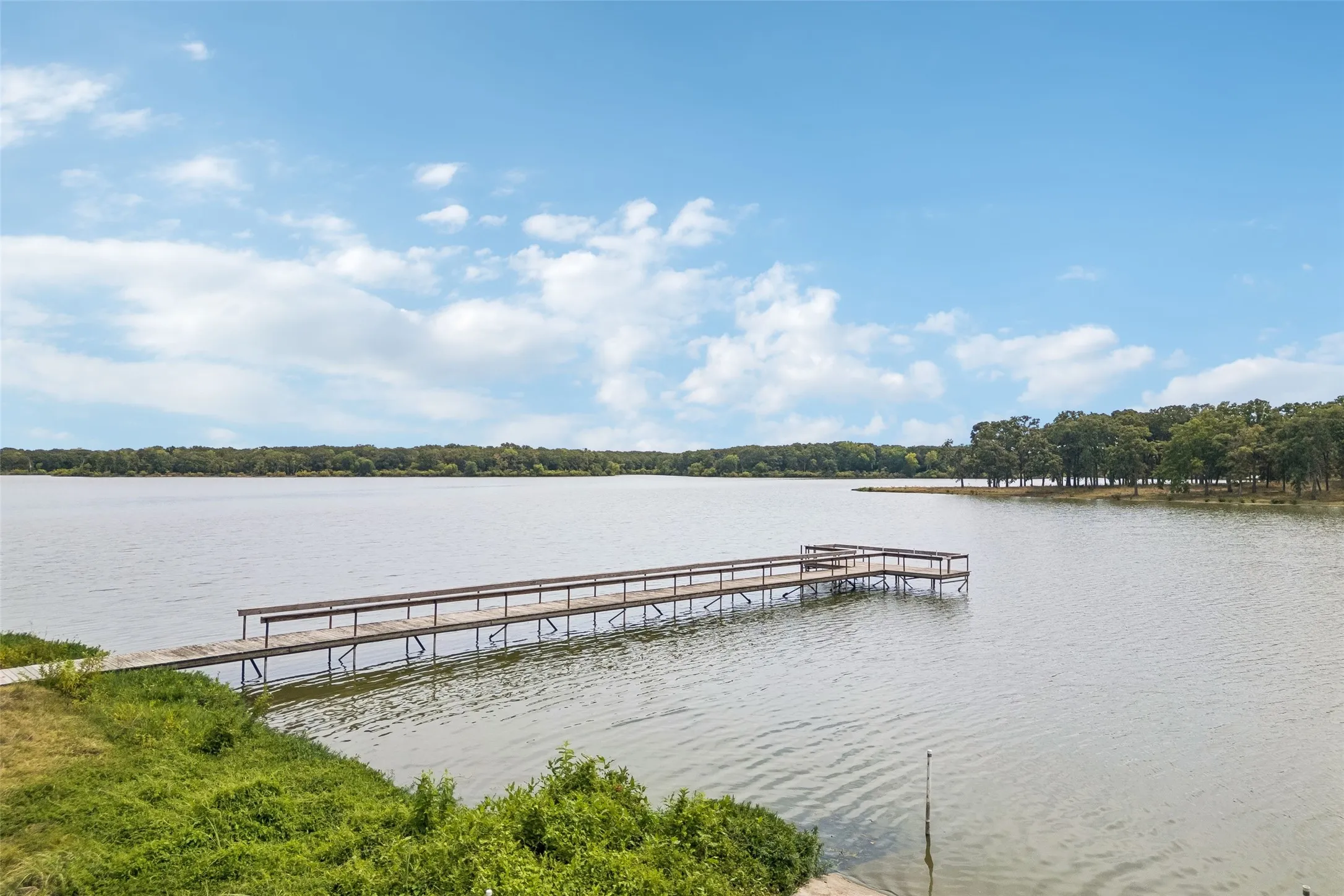 Single Family Residence For Sale in Hunt County , 2904 Hideaway Lane, Quinlan, Texas 75474, 3 Bedroom, 2 Bathroom, 2 Garage spaces, 1,727 Sqft, built in 2009, mls#21362759, Real Estate Agent in Quinlan, Homes For Sale in Hunt county, Homes For Sale in Quinlan, Realtor in Quinlan Texas, Real Estate Brokerage Independent Realty Texas, Luminita Cordes Realtor