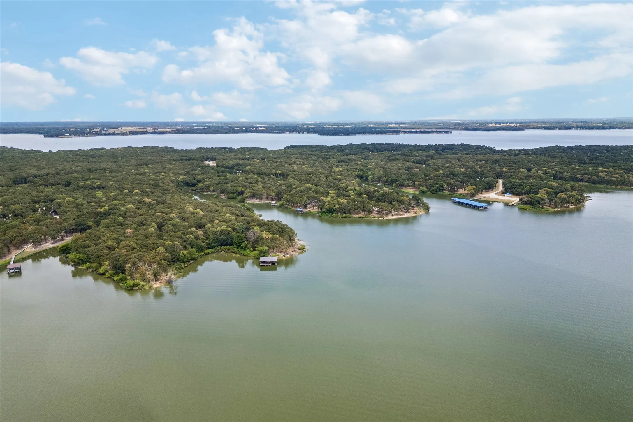 Single Family Residence For Sale in Hunt County , 2904 Hideaway Lane, Quinlan, Texas 75474, 3 Bedroom, 2 Bathroom, 2 Garage spaces, 1,727 Sqft, built in 2009, mls#21362759, Real Estate Agent in Quinlan, Homes For Sale in Hunt county, Homes For Sale in Quinlan, Realtor in Quinlan Texas, Real Estate Brokerage Independent Realty Texas, Luminita Cordes Realtor
