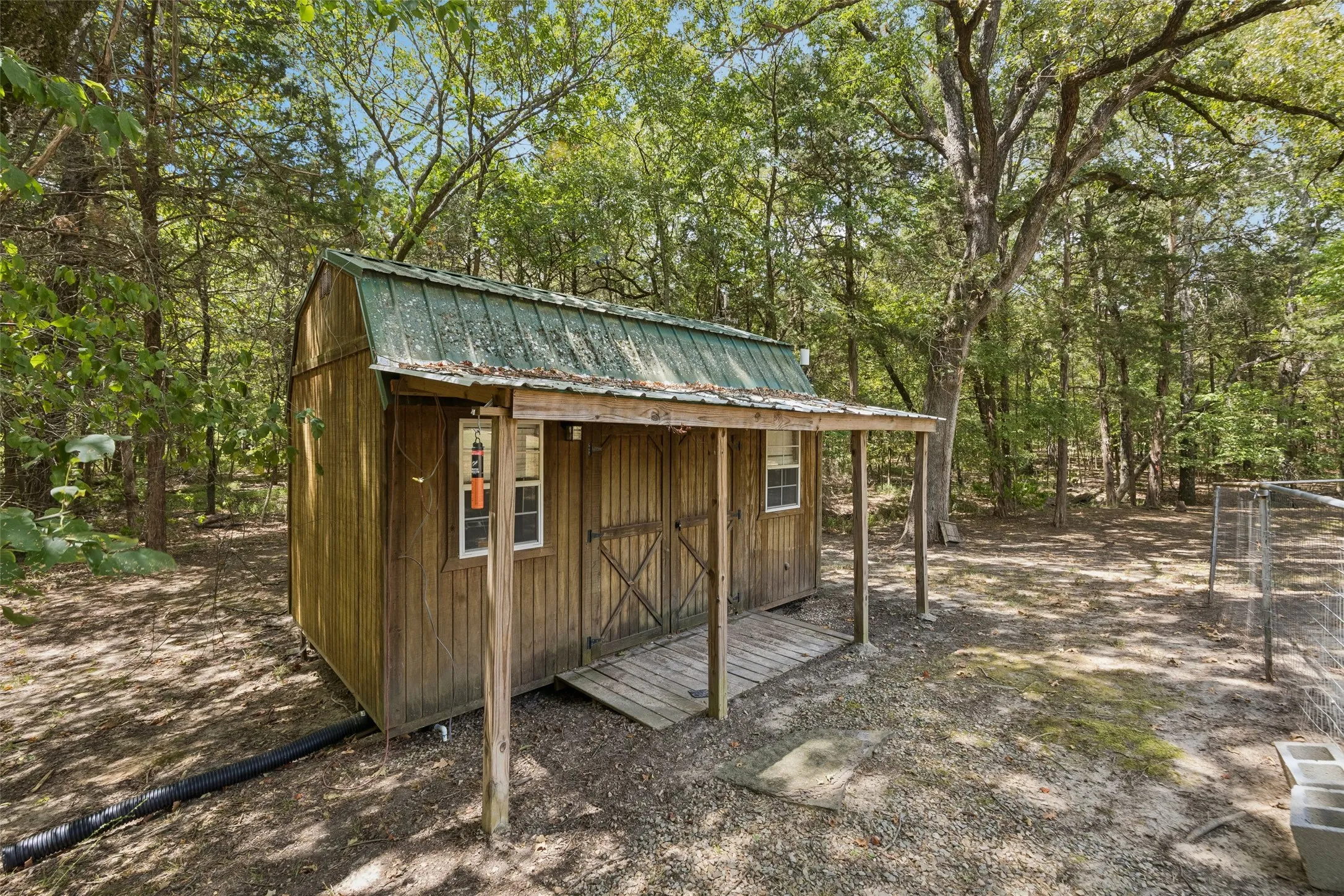 Single Family Residence For Sale in Hunt County , 2904 Hideaway Lane, Quinlan, Texas 75474, 3 Bedroom, 2 Bathroom, 2 Garage spaces, 1,727 Sqft, built in 2009, mls#21362759, Real Estate Agent in Quinlan, Homes For Sale in Hunt county, Homes For Sale in Quinlan, Realtor in Quinlan Texas, Real Estate Brokerage Independent Realty Texas, Luminita Cordes Realtor