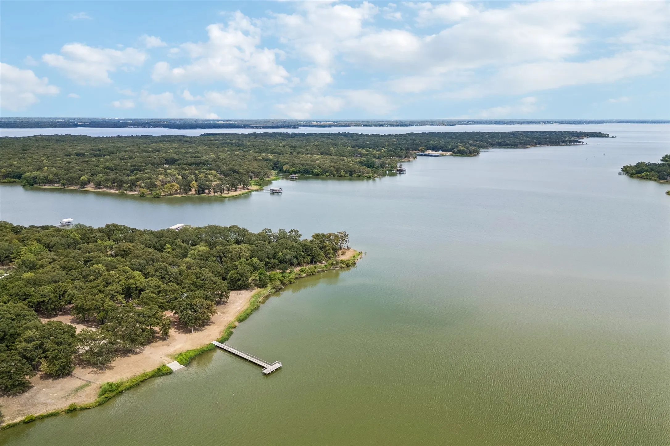 Single Family Residence For Sale in Hunt County , 2904 Hideaway Lane, Quinlan, Texas 75474, 3 Bedroom, 2 Bathroom, 2 Garage spaces, 1,727 Sqft, built in 2009, mls#21362759, Real Estate Agent in Quinlan, Homes For Sale in Hunt county, Homes For Sale in Quinlan, Realtor in Quinlan Texas, Real Estate Brokerage Independent Realty Texas, Luminita Cordes Realtor