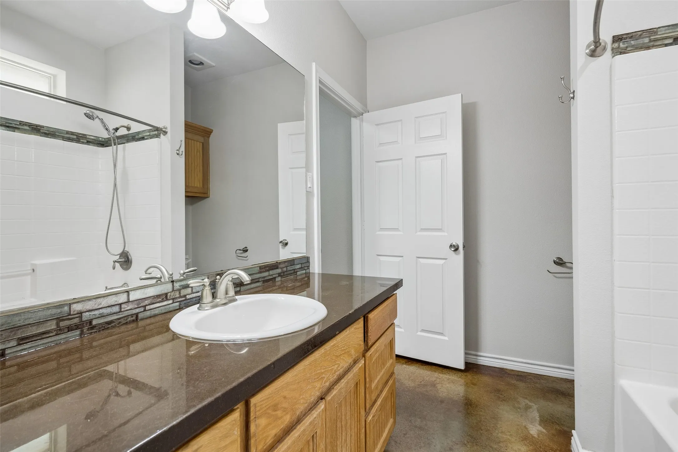 Single Family Residence For Sale in Hunt County , 2904 Hideaway Lane, Quinlan, Texas 75474, 3 Bedroom, 2 Bathroom, 2 Garage spaces, 1,727 Sqft, built in 2009, mls#21362759, Real Estate Agent in Quinlan, Homes For Sale in Hunt county, Homes For Sale in Quinlan, Realtor in Quinlan Texas, Real Estate Brokerage Independent Realty Texas, Luminita Cordes Realtor