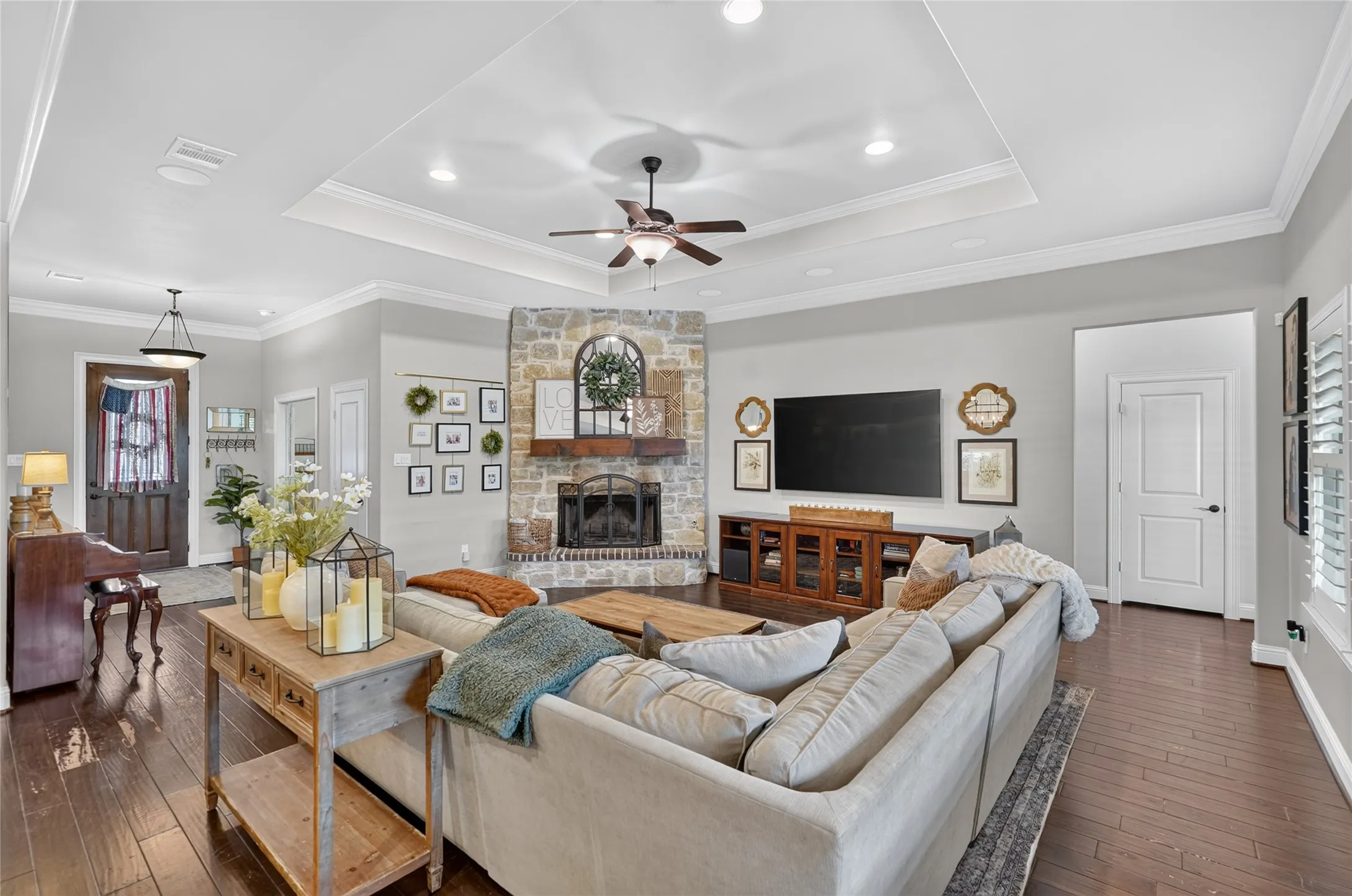 Tray ceiling with recessed lighting and a ceiling fan