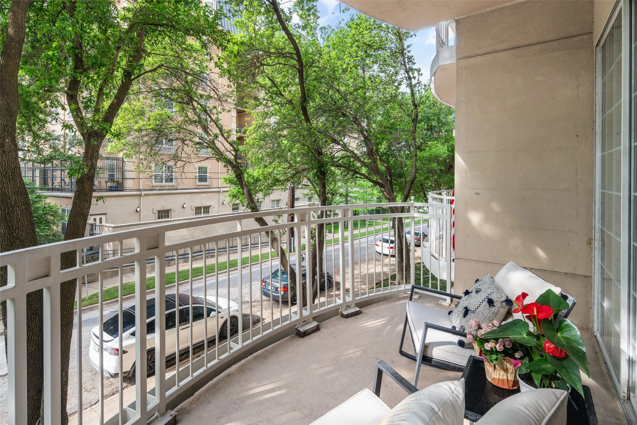 Condominium For Sale in Dallas County , 3225 Turtle Creek Boulevard 234, Dallas, Texas 75219, 1 Bedroom, 1 Bathroom, 2 Garage spaces, 832 Sqft, built in 1998, mls#21368709, Real Estate Agent in Dallas, Homes For Sale in Dallas county, Homes For Sale in Dallas, Realtor in Dallas Texas, Real Estate Brokerage Independent Realty Texas, Luminita Cordes Realtor