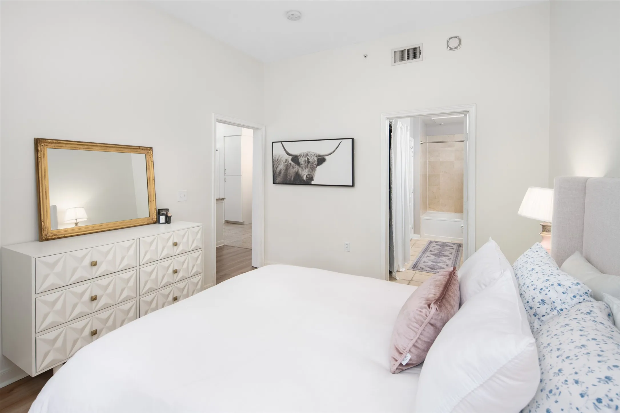Condominium For Sale in Dallas County , 3225 Turtle Creek Boulevard 234, Dallas, Texas 75219, 1 Bedroom, 1 Bathroom, 2 Garage spaces, 832 Sqft, built in 1998, mls#21368709, Real Estate Agent in Dallas, Homes For Sale in Dallas county, Homes For Sale in Dallas, Realtor in Dallas Texas, Real Estate Brokerage Independent Realty Texas, Luminita Cordes Realtor