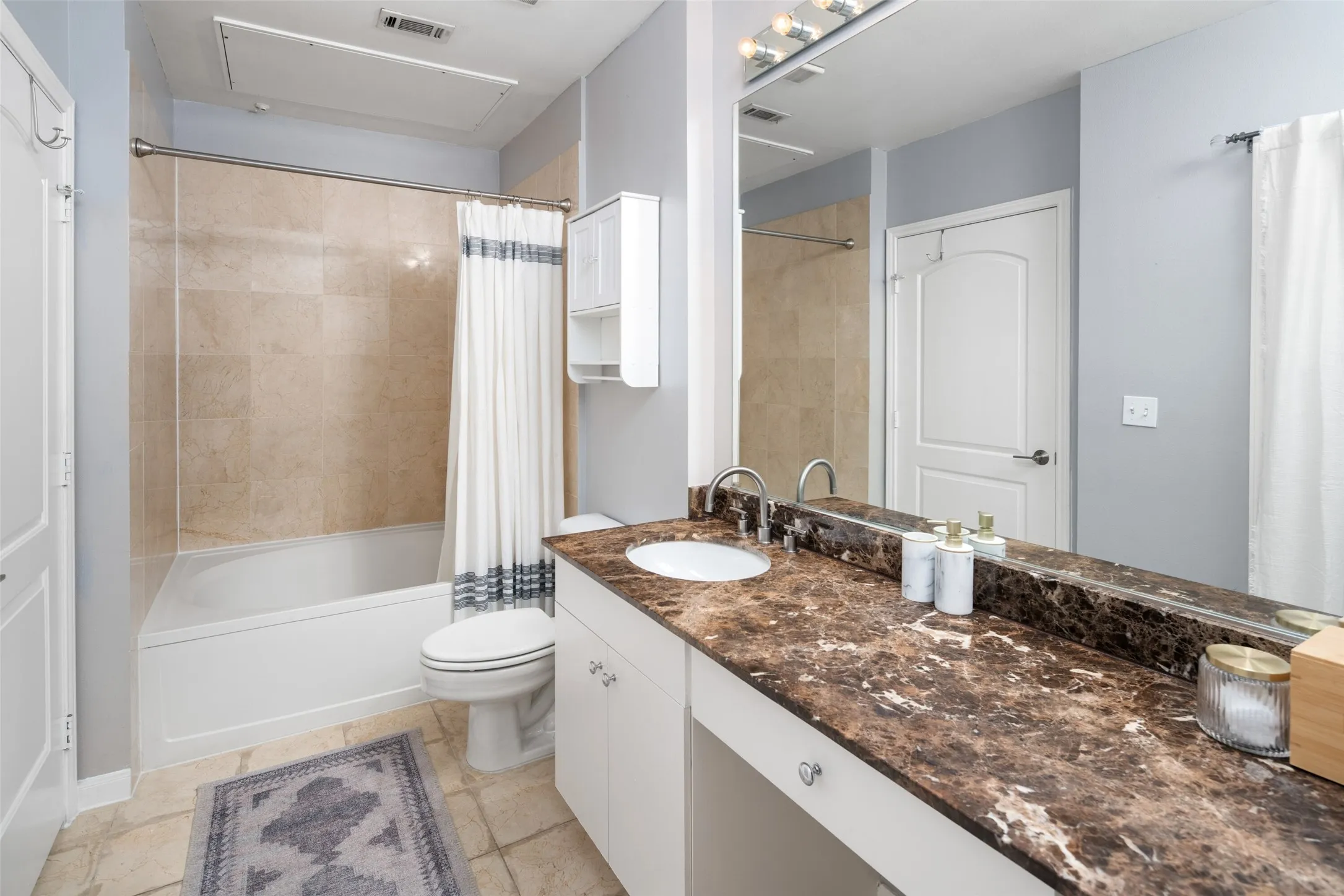 Condominium For Sale in Dallas County , 3225 Turtle Creek Boulevard 234, Dallas, Texas 75219, 1 Bedroom, 1 Bathroom, 2 Garage spaces, 832 Sqft, built in 1998, mls#21368709, Real Estate Agent in Dallas, Homes For Sale in Dallas county, Homes For Sale in Dallas, Realtor in Dallas Texas, Real Estate Brokerage Independent Realty Texas, Luminita Cordes Realtor