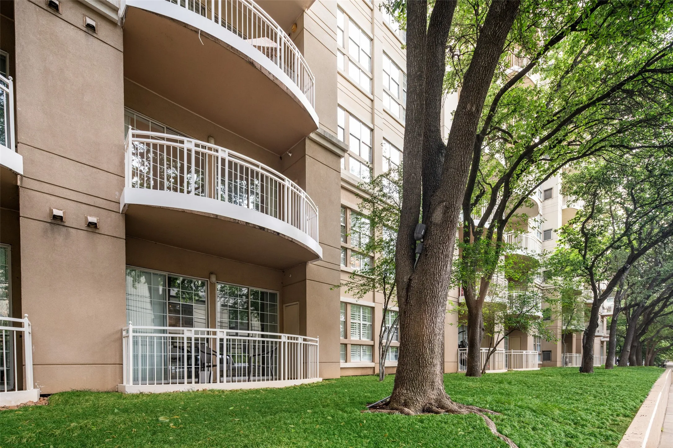 Condominium For Sale in Dallas County , 3225 Turtle Creek Boulevard 234, Dallas, Texas 75219, 1 Bedroom, 1 Bathroom, 2 Garage spaces, 832 Sqft, built in 1998, mls#21368709, Real Estate Agent in Dallas, Homes For Sale in Dallas county, Homes For Sale in Dallas, Realtor in Dallas Texas, Real Estate Brokerage Independent Realty Texas, Luminita Cordes Realtor