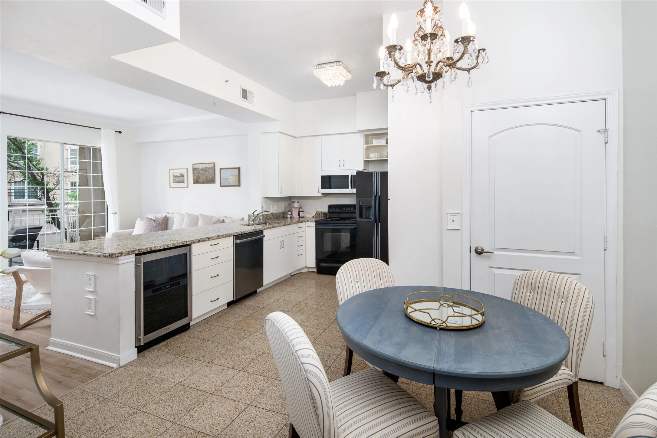 Condominium For Sale in Dallas County , 3225 Turtle Creek Boulevard 234, Dallas, Texas 75219, 1 Bedroom, 1 Bathroom, 2 Garage spaces, 832 Sqft, built in 1998, mls#21368709, Real Estate Agent in Dallas, Homes For Sale in Dallas county, Homes For Sale in Dallas, Realtor in Dallas Texas, Real Estate Brokerage Independent Realty Texas, Luminita Cordes Realtor