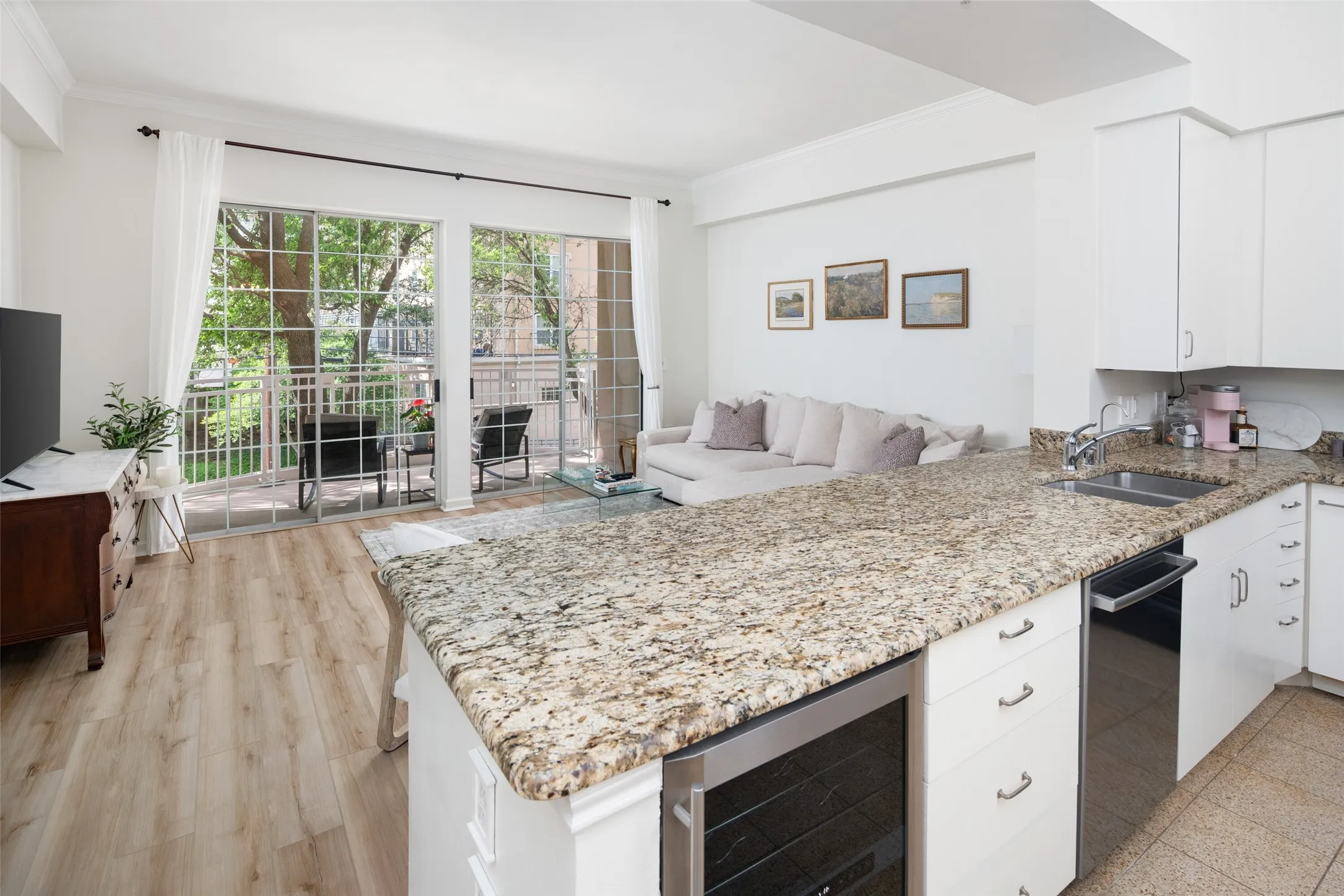 Condominium For Sale in Dallas County , 3225 Turtle Creek Boulevard 234, Dallas, Texas 75219, 1 Bedroom, 1 Bathroom, 2 Garage spaces, 832 Sqft, built in 1998, mls#21368709, Real Estate Agent in Dallas, Homes For Sale in Dallas county, Homes For Sale in Dallas, Realtor in Dallas Texas, Real Estate Brokerage Independent Realty Texas, Luminita Cordes Realtor