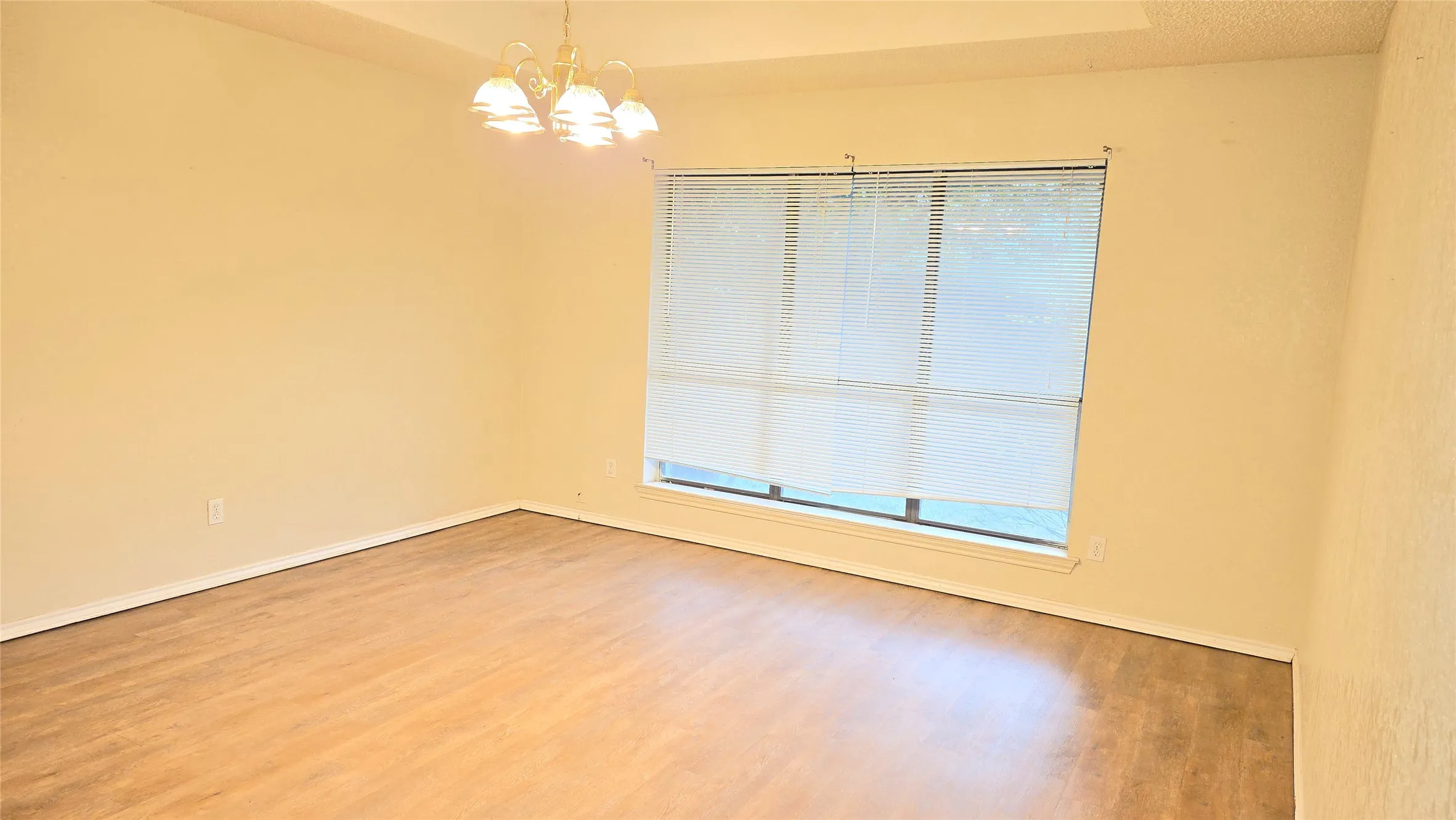 Single Family Residence For Sale in Tarrant County , 4401 Waycross Drive, Arlington, Texas 76016, 4 Bedroom, 3 Bathroom, 2 Garage spaces, 2,474 Sqft, built in 1982, mls#21370741, Real Estate Agent in Arlington, Homes For Sale in Tarrant county, Homes For Sale in Arlington, Realtor in Arlington Texas, Real Estate Brokerage Independent Realty Texas, Luminita Cordes Realtor