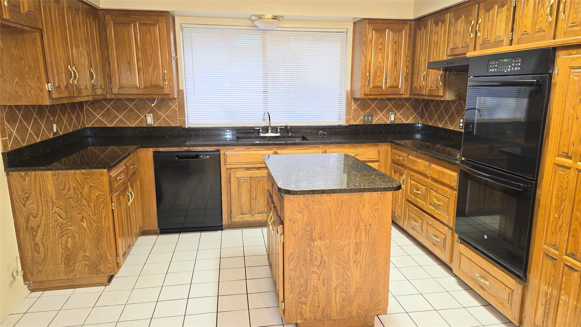 Single Family Residence For Sale in Tarrant County , 4401 Waycross Drive, Arlington, Texas 76016, 4 Bedroom, 3 Bathroom, 2 Garage spaces, 2,474 Sqft, built in 1982, mls#21370741, Real Estate Agent in Arlington, Homes For Sale in Tarrant county, Homes For Sale in Arlington, Realtor in Arlington Texas, Real Estate Brokerage Independent Realty Texas, Luminita Cordes Realtor