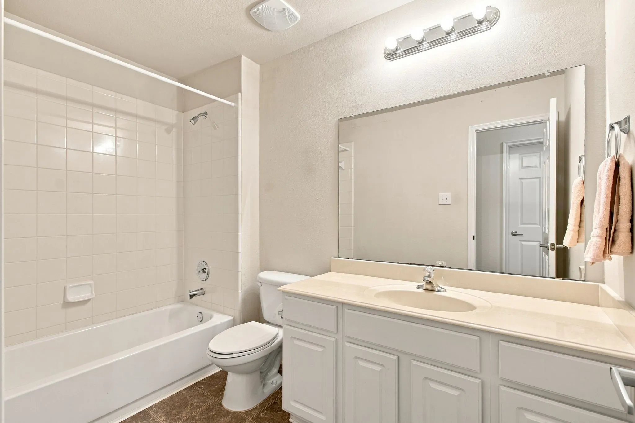Single Family Residence For Sale in Collin County , 7961 Crampton Lane, Frisco, Texas 75035, 3 Bedroom, 2 Bathroom, 2 Garage spaces, 1,785 Sqft, built in 2006, mls#21369486, Real Estate Agent in Frisco, Homes For Sale in Collin county, Homes For Sale in Frisco, Realtor in Frisco Texas, Real Estate Brokerage Independent Realty Texas, Luminita Cordes Realtor