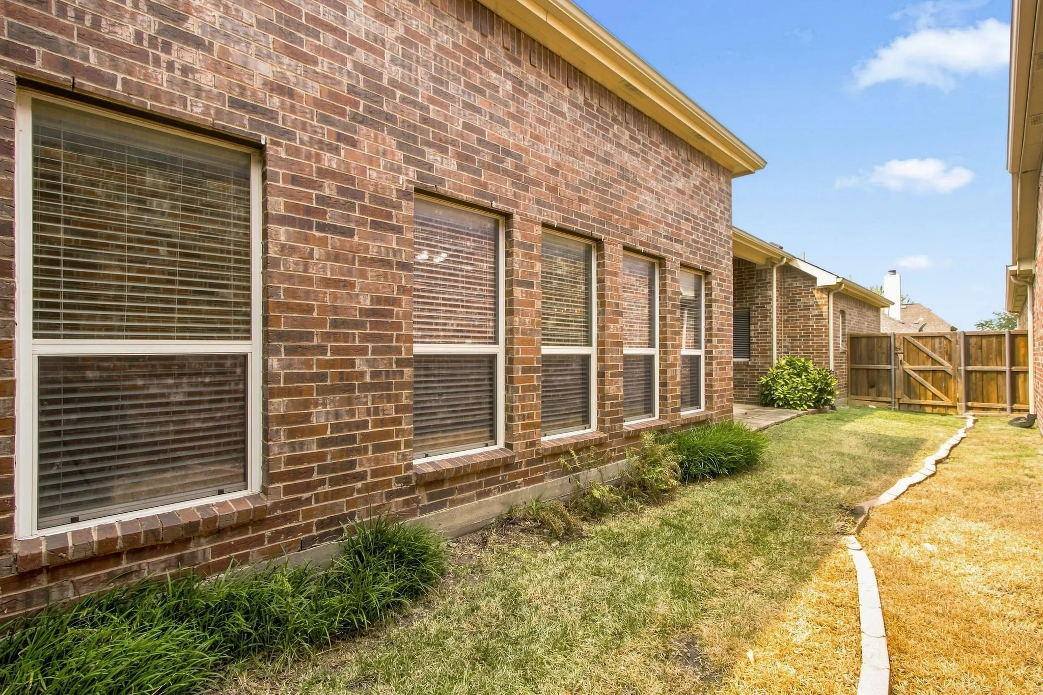 Single Family Residence For Sale in Collin County , 7961 Crampton Lane, Frisco, Texas 75035, 3 Bedroom, 2 Bathroom, 2 Garage spaces, 1,785 Sqft, built in 2006, mls#21369486, Real Estate Agent in Frisco, Homes For Sale in Collin county, Homes For Sale in Frisco, Realtor in Frisco Texas, Real Estate Brokerage Independent Realty Texas, Luminita Cordes Realtor