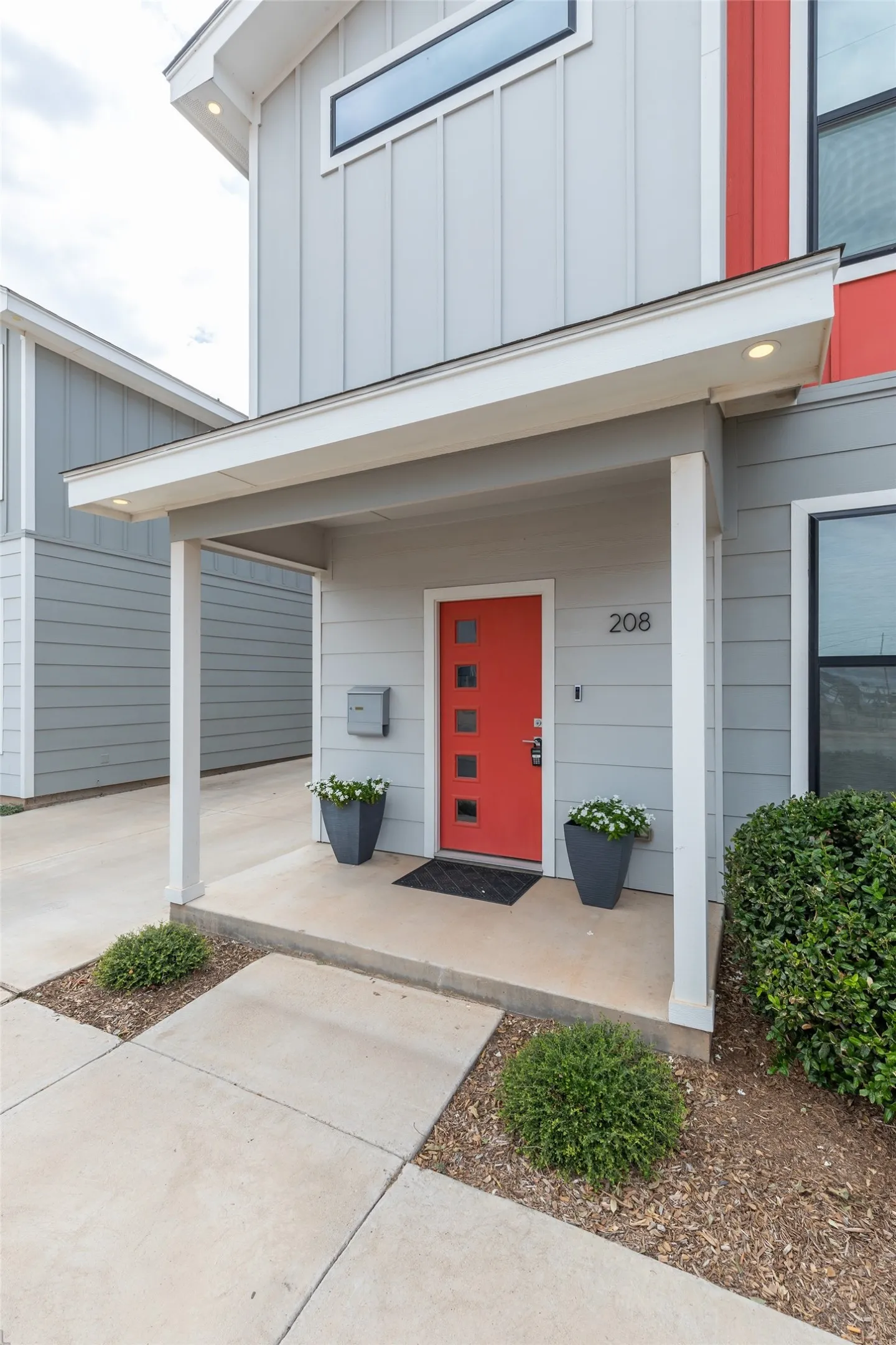 Single Family Residence For Sale in Taylor County , 208 Pecan Street, Abilene, Texas 79602, 3 Bedroom, 3 Bathroom, Garage spaces, 1,850 Sqft, built in 2020, mls#21352227, Real Estate Agent in Abilene, Homes For Sale in Taylor county, Homes For Sale in Abilene, Realtor in Abilene Texas, Real Estate Brokerage Independent Realty Texas, Luminita Cordes Realtor
