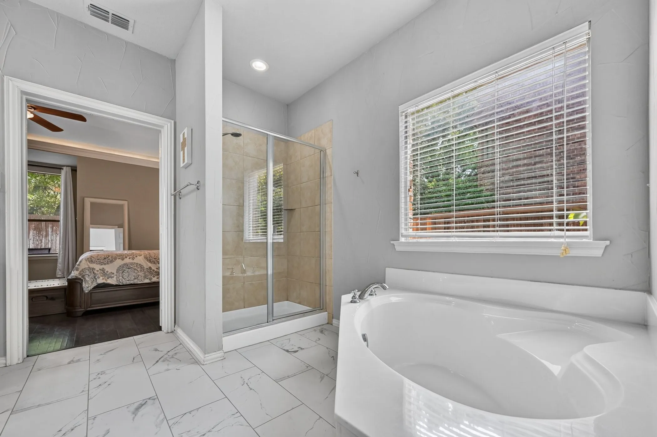 Single Family Residence For Sale in Denton County , 1900 Creek Bend Drive, Corinth, Texas 76208, 5 Bedroom, 4 Bathroom, 3 Garage spaces, 3,782 Sqft, built in 2004, mls#21370734, Real Estate Agent in Corinth, Homes For Sale in Denton county, Homes For Sale in Corinth, Realtor in Corinth Texas, Real Estate Brokerage Independent Realty Texas, Luminita Cordes Realtor