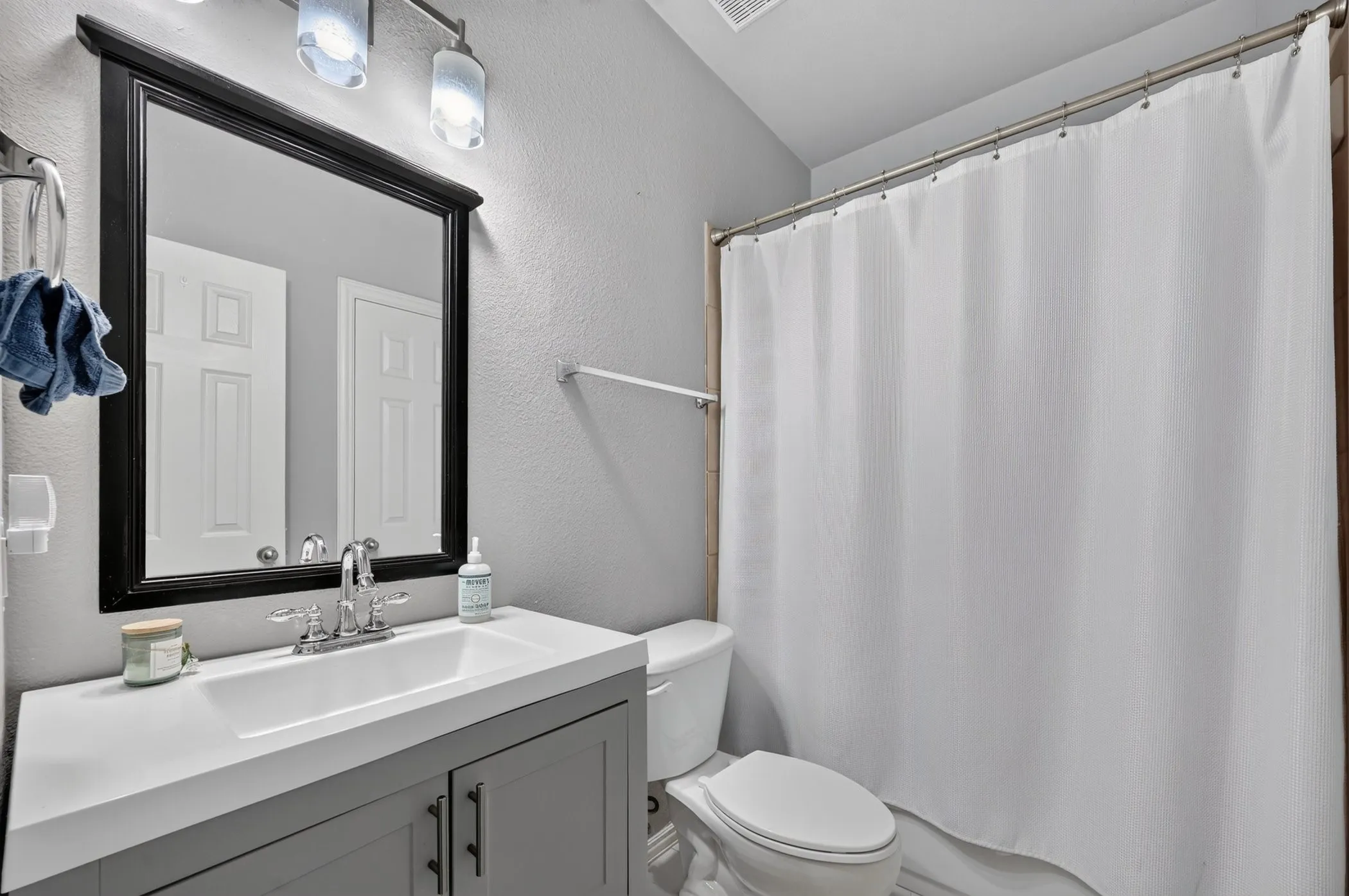 Single Family Residence For Sale in Denton County , 1900 Creek Bend Drive, Corinth, Texas 76208, 5 Bedroom, 4 Bathroom, 3 Garage spaces, 3,782 Sqft, built in 2004, mls#21370734, Real Estate Agent in Corinth, Homes For Sale in Denton county, Homes For Sale in Corinth, Realtor in Corinth Texas, Real Estate Brokerage Independent Realty Texas, Luminita Cordes Realtor