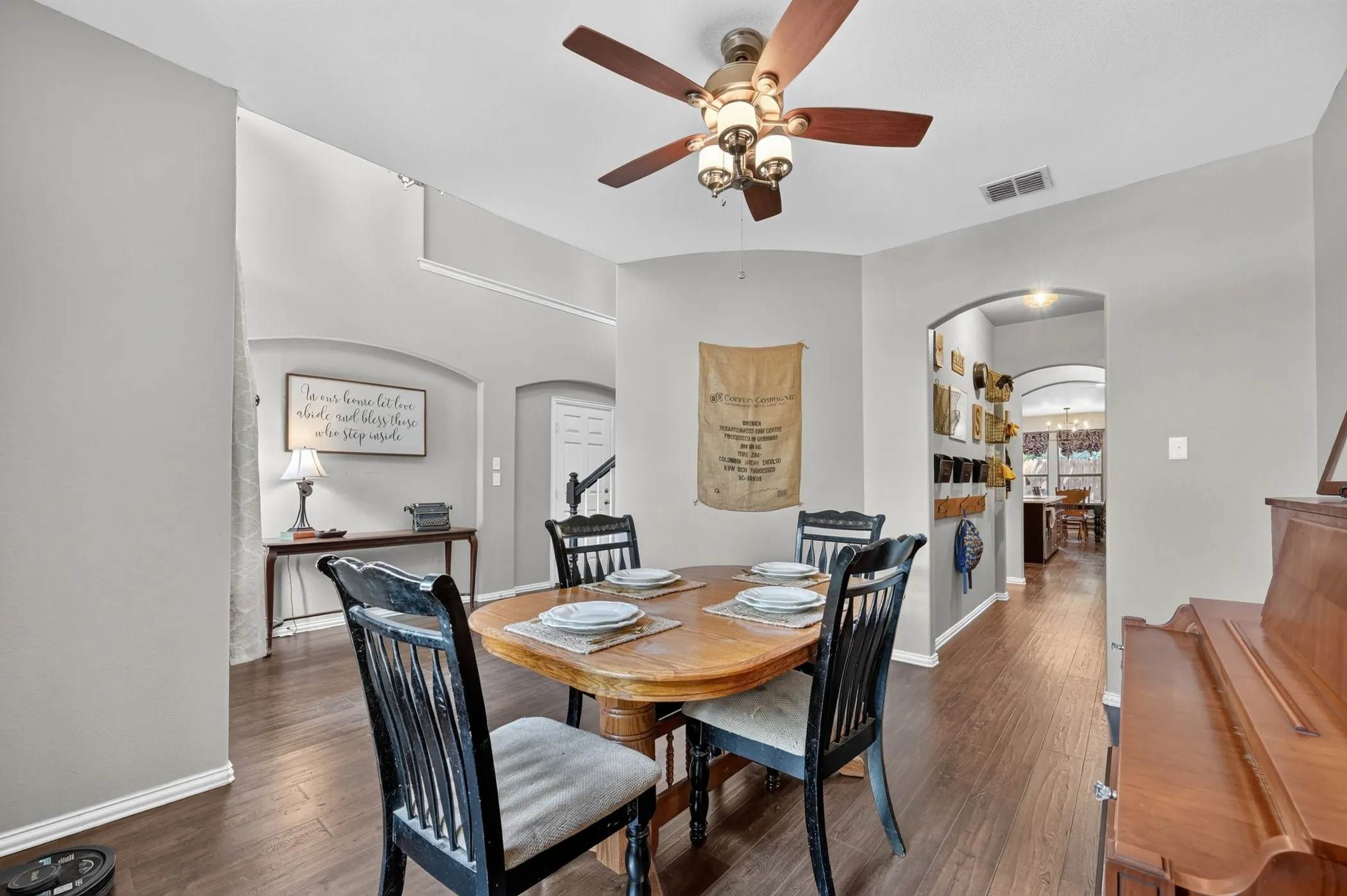 Single Family Residence For Sale in Denton County , 1900 Creek Bend Drive, Corinth, Texas 76208, 5 Bedroom, 4 Bathroom, 3 Garage spaces, 3,782 Sqft, built in 2004, mls#21370734, Real Estate Agent in Corinth, Homes For Sale in Denton county, Homes For Sale in Corinth, Realtor in Corinth Texas, Real Estate Brokerage Independent Realty Texas, Luminita Cordes Realtor