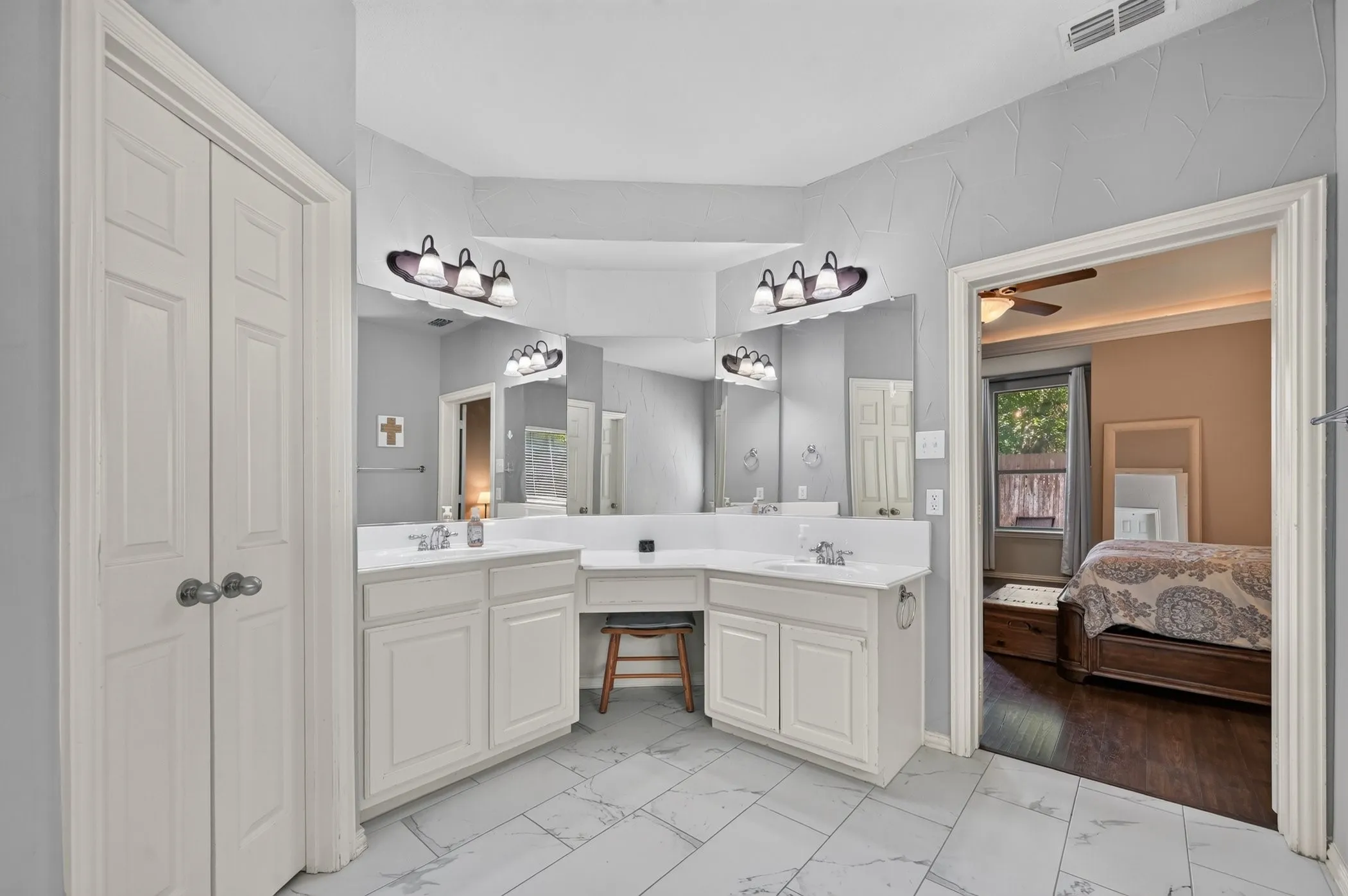 Single Family Residence For Sale in Denton County , 1900 Creek Bend Drive, Corinth, Texas 76208, 5 Bedroom, 4 Bathroom, 3 Garage spaces, 3,782 Sqft, built in 2004, mls#21370734, Real Estate Agent in Corinth, Homes For Sale in Denton county, Homes For Sale in Corinth, Realtor in Corinth Texas, Real Estate Brokerage Independent Realty Texas, Luminita Cordes Realtor