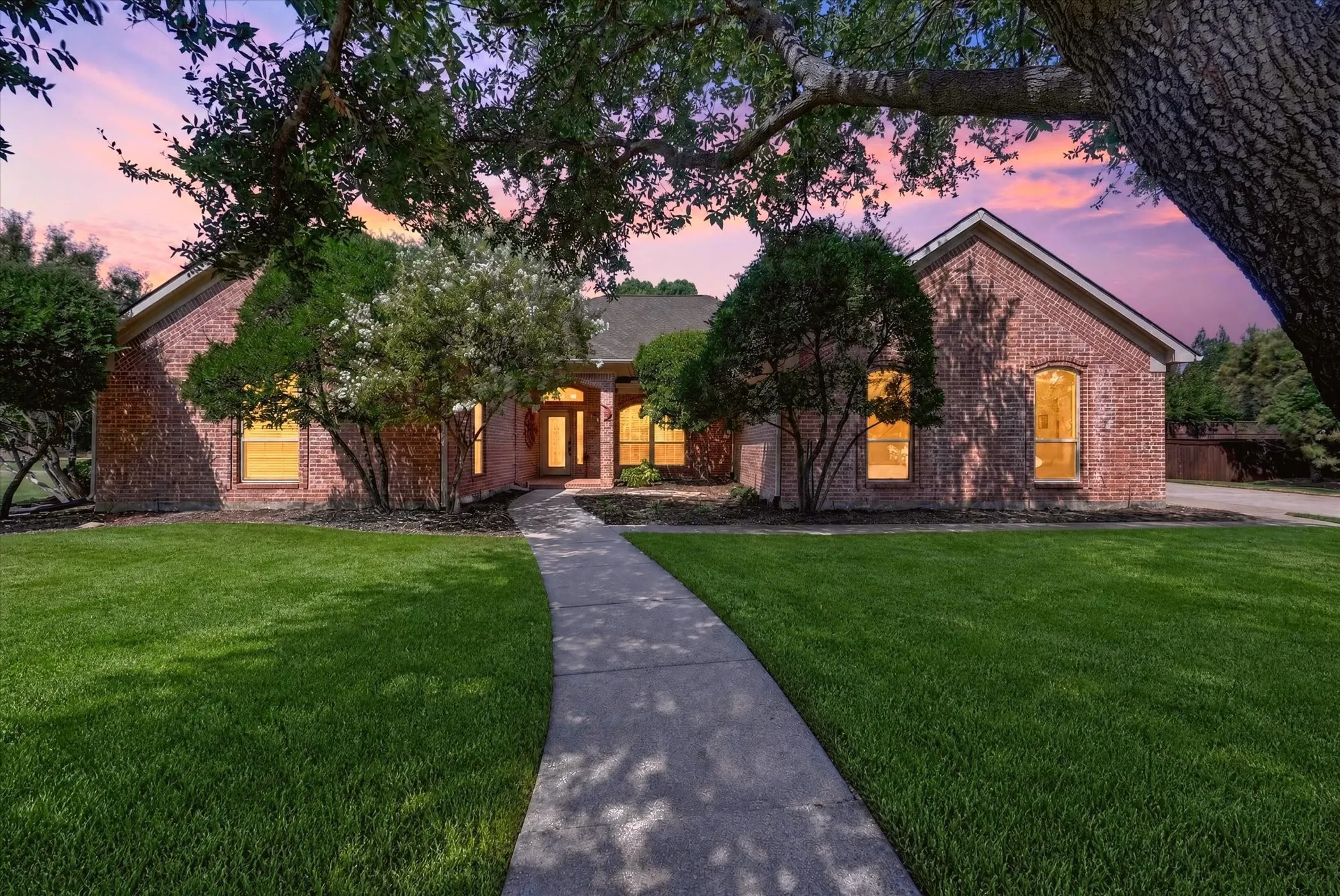 Single Family Residence For Sale in Denton County , 4901 Forest Hill Drive, Flower Mound, Texas 75028, 5 Bedroom, 3 Bathroom, 4 Garage spaces, 3,296 Sqft, built in 1992, mls#21369790, Real Estate Agent in Flower Mound, Homes For Sale in Denton county, Homes For Sale in Flower Mound, Realtor in Flower Mound Texas, Real Estate Brokerage Independent Realty Texas, Luminita Cordes Realtor