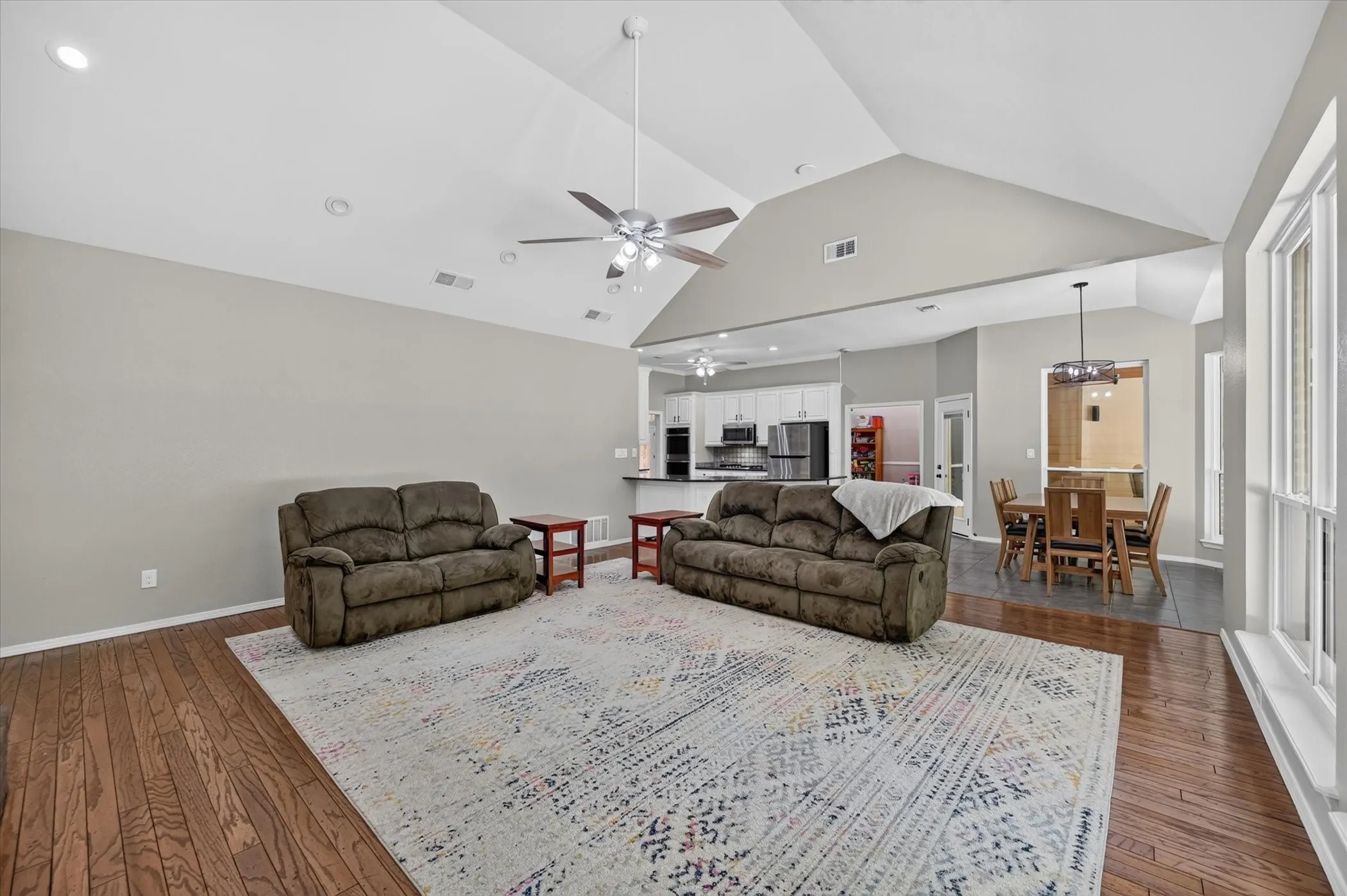 Single Family Residence For Sale in Denton County , 4901 Forest Hill Drive, Flower Mound, Texas 75028, 5 Bedroom, 3 Bathroom, 4 Garage spaces, 3,296 Sqft, built in 1992, mls#21369790, Real Estate Agent in Flower Mound, Homes For Sale in Denton county, Homes For Sale in Flower Mound, Realtor in Flower Mound Texas, Real Estate Brokerage Independent Realty Texas, Luminita Cordes Realtor