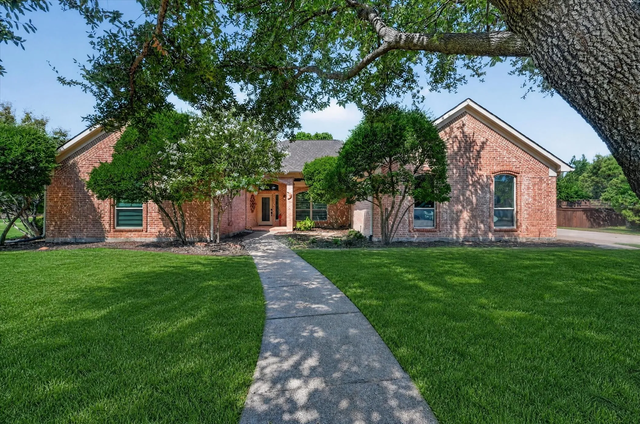 Single Family Residence For Sale in Denton County , 4901 Forest Hill Drive, Flower Mound, Texas 75028, 5 Bedroom, 3 Bathroom, 4 Garage spaces, 3,296 Sqft, built in 1992, mls#21369790, Real Estate Agent in Flower Mound, Homes For Sale in Denton county, Homes For Sale in Flower Mound, Realtor in Flower Mound Texas, Real Estate Brokerage Independent Realty Texas, Luminita Cordes Realtor