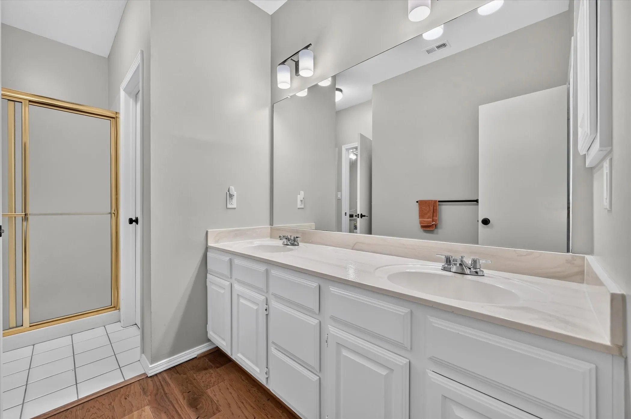 Single Family Residence For Sale in Denton County , 4901 Forest Hill Drive, Flower Mound, Texas 75028, 5 Bedroom, 3 Bathroom, 4 Garage spaces, 3,296 Sqft, built in 1992, mls#21369790, Real Estate Agent in Flower Mound, Homes For Sale in Denton county, Homes For Sale in Flower Mound, Realtor in Flower Mound Texas, Real Estate Brokerage Independent Realty Texas, Luminita Cordes Realtor