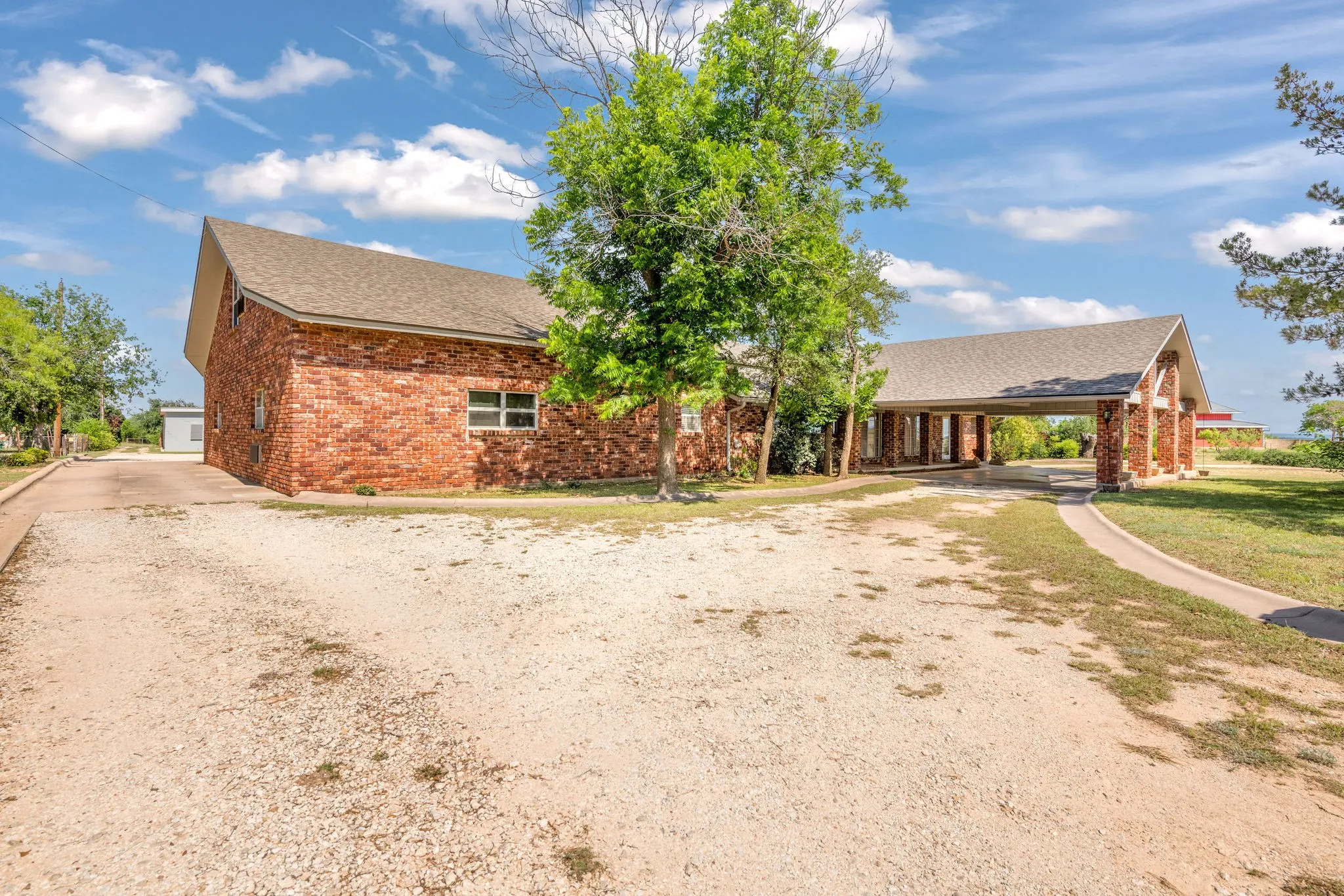 Single Family Residence For Sale in Taylor County , 3165 Hayter Road, Abilene, Texas 79601, 3 Bedroom, 2 Bathroom, 4 Garage spaces, 3,957 Sqft, built in 1974, mls#21369778, Real Estate Agent in Abilene, Homes For Sale in Taylor county, Homes For Sale in Abilene, Realtor in Abilene Texas, Real Estate Brokerage Independent Realty Texas, Luminita Cordes Realtor