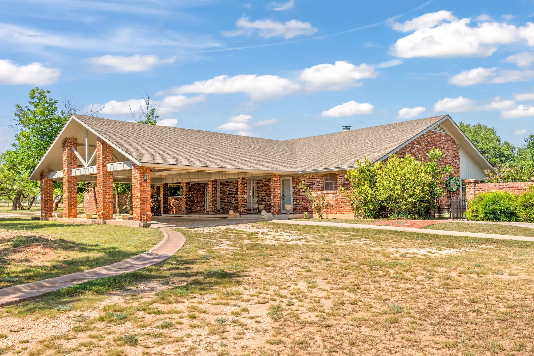 Single Family Residence For Sale in Taylor County , 3165 Hayter Road, Abilene, Texas 79601, 3 Bedroom, 2 Bathroom, 4 Garage spaces, 3,957 Sqft, built in 1974, mls#21369778, Real Estate Agent in Abilene, Homes For Sale in Taylor county, Homes For Sale in Abilene, Realtor in Abilene Texas, Real Estate Brokerage Independent Realty Texas, Luminita Cordes Realtor