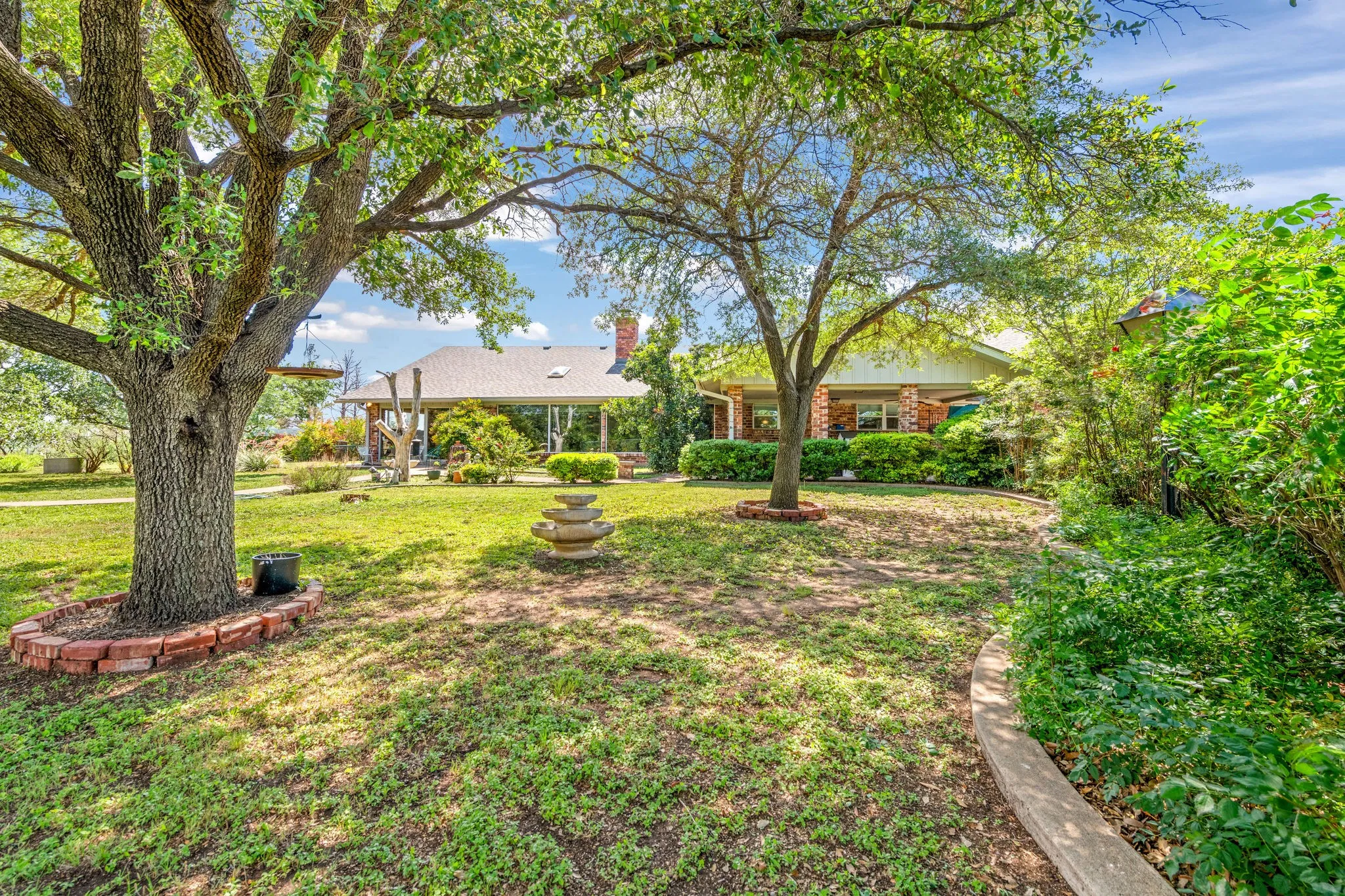 Single Family Residence For Sale in Taylor County , 3165 Hayter Road, Abilene, Texas 79601, 3 Bedroom, 2 Bathroom, 4 Garage spaces, 3,957 Sqft, built in 1974, mls#21369778, Real Estate Agent in Abilene, Homes For Sale in Taylor county, Homes For Sale in Abilene, Realtor in Abilene Texas, Real Estate Brokerage Independent Realty Texas, Luminita Cordes Realtor