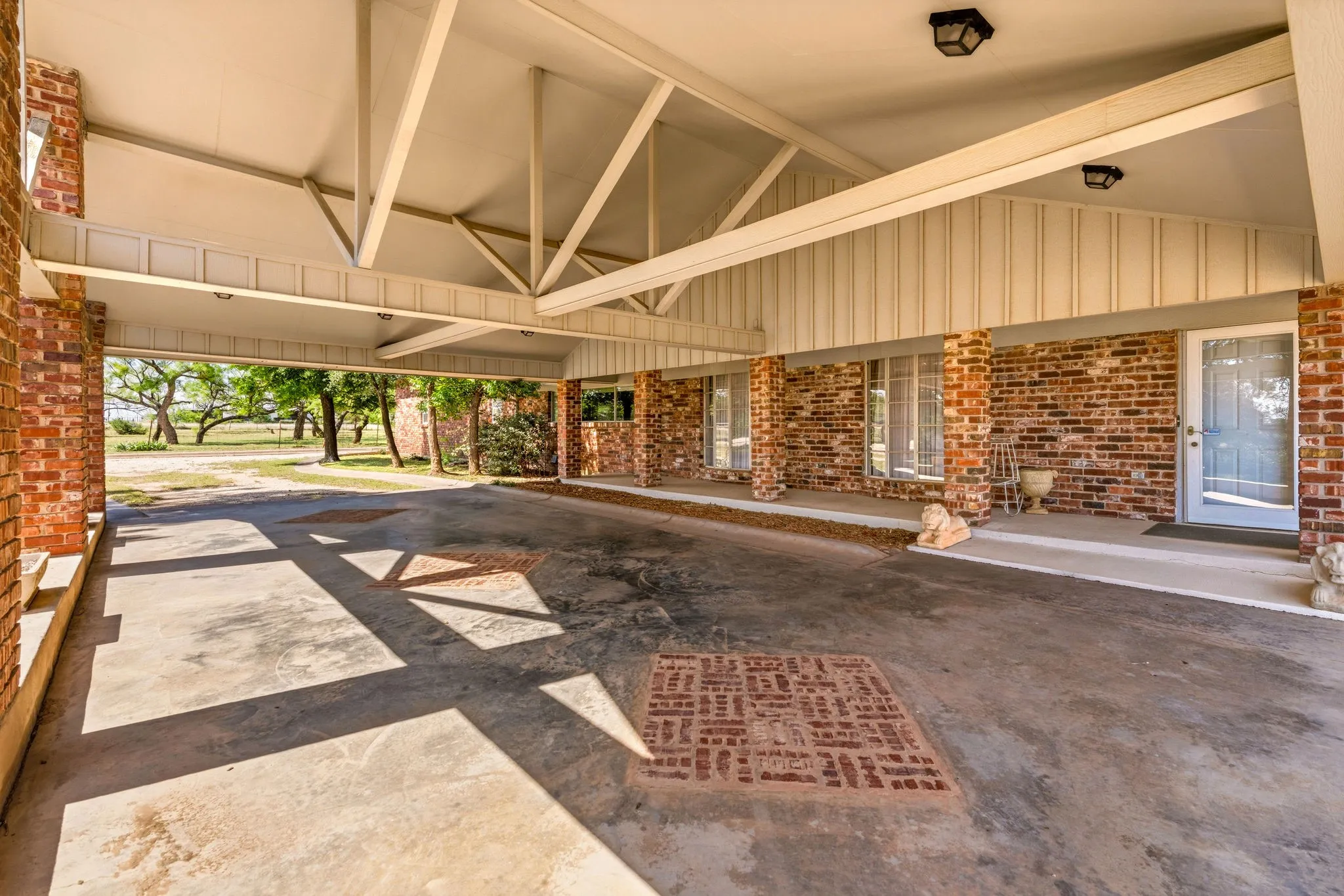 Single Family Residence For Sale in Taylor County , 3165 Hayter Road, Abilene, Texas 79601, 3 Bedroom, 2 Bathroom, 4 Garage spaces, 3,957 Sqft, built in 1974, mls#21369778, Real Estate Agent in Abilene, Homes For Sale in Taylor county, Homes For Sale in Abilene, Realtor in Abilene Texas, Real Estate Brokerage Independent Realty Texas, Luminita Cordes Realtor