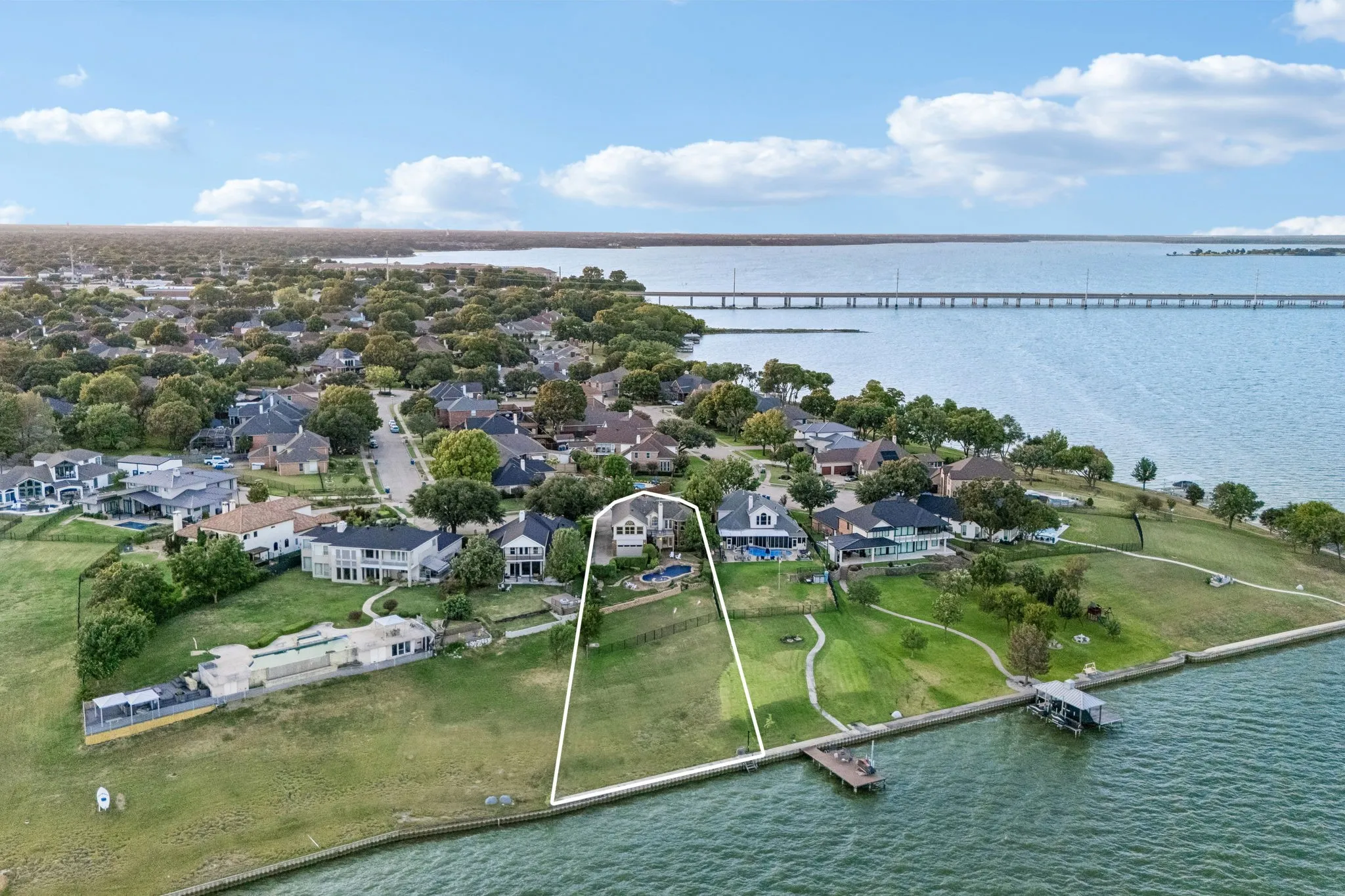 Single Family Residence For Sale in Rockwall County , 9910 Lincolnshire Lane, Rockwall, Texas 75087, 4 Bedroom, 3 Bathroom, 2 Garage spaces, 3,549 Sqft, built in 1995, mls#21370263, Real Estate Agent in Rockwall, Homes For Sale in Rockwall county, Homes For Sale in Rockwall, Realtor in Rockwall Texas, Real Estate Brokerage Independent Realty Texas, Luminita Cordes Realtor