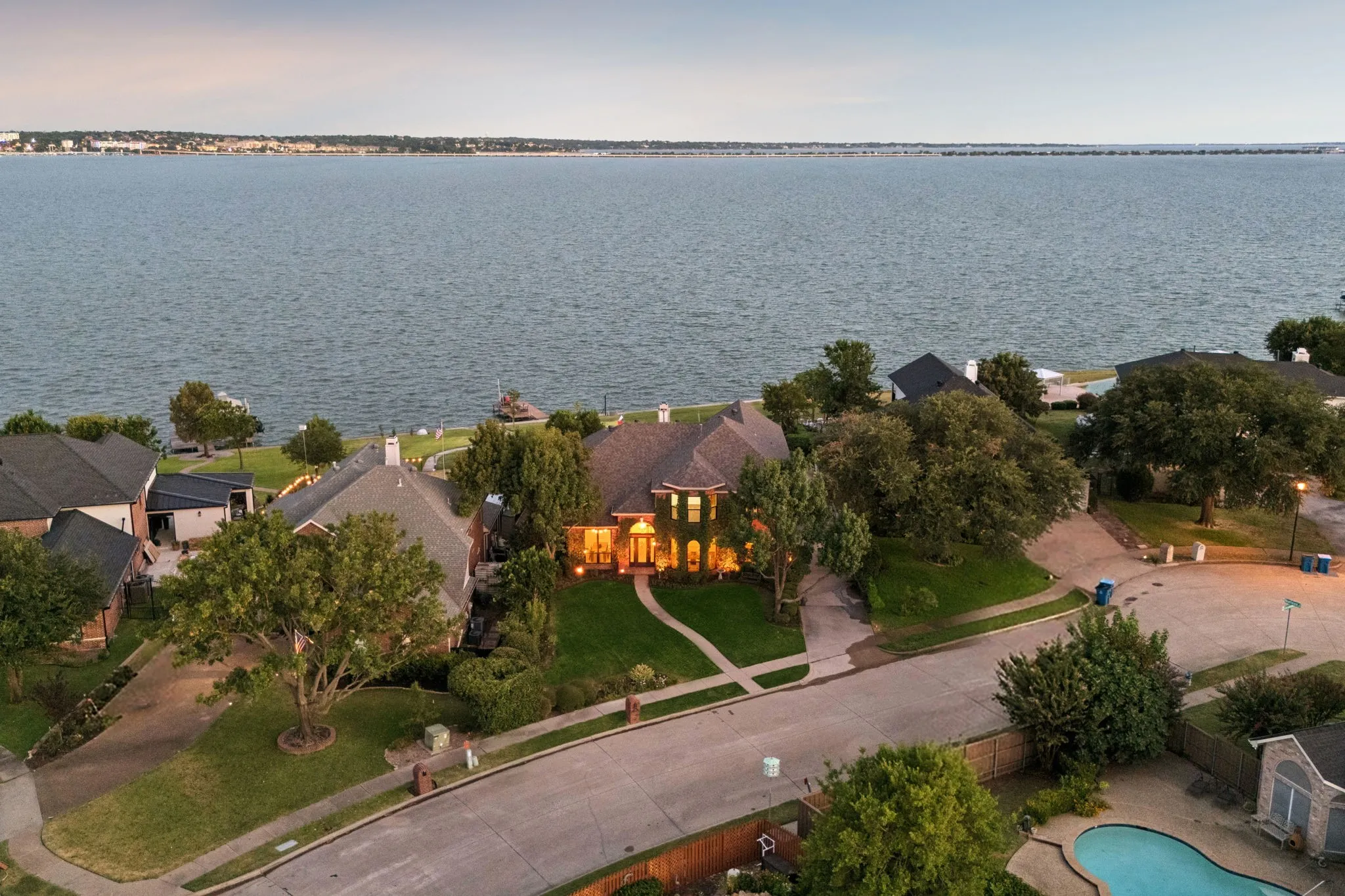 Single Family Residence For Sale in Rockwall County , 9910 Lincolnshire Lane, Rockwall, Texas 75087, 4 Bedroom, 3 Bathroom, 2 Garage spaces, 3,549 Sqft, built in 1995, mls#21370263, Real Estate Agent in Rockwall, Homes For Sale in Rockwall county, Homes For Sale in Rockwall, Realtor in Rockwall Texas, Real Estate Brokerage Independent Realty Texas, Luminita Cordes Realtor