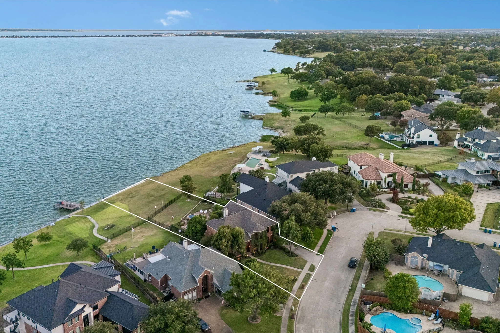 Single Family Residence For Sale in Rockwall County , 9910 Lincolnshire Lane, Rockwall, Texas 75087, 4 Bedroom, 3 Bathroom, 2 Garage spaces, 3,549 Sqft, built in 1995, mls#21370263, Real Estate Agent in Rockwall, Homes For Sale in Rockwall county, Homes For Sale in Rockwall, Realtor in Rockwall Texas, Real Estate Brokerage Independent Realty Texas, Luminita Cordes Realtor