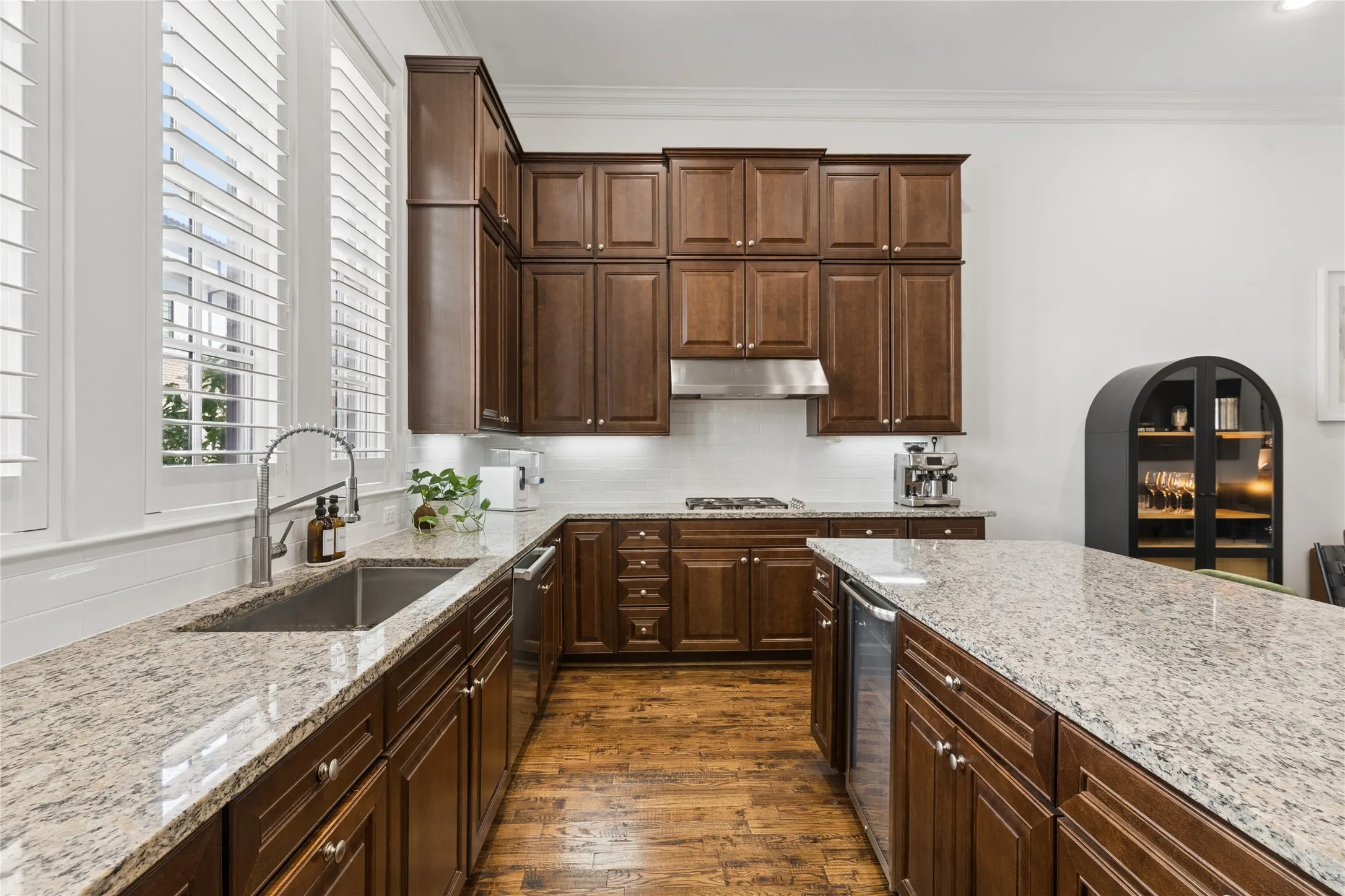 Townhouse For Rent in Dallas County , 5215 Weiss Lane, Irving, Texas 75039, 3 Bedroom, 4 Bathroom, 2 Garage spaces, 2,307 Sqft, built in 2015, mls#21369226, Real Estate Agent in Irving, Homes For Rent in Dallas county, Homes For Rent in Irving, Realtor in Irving Texas, Real Estate Brokerage Independent Realty Texas, Luminita Cordes Realtor