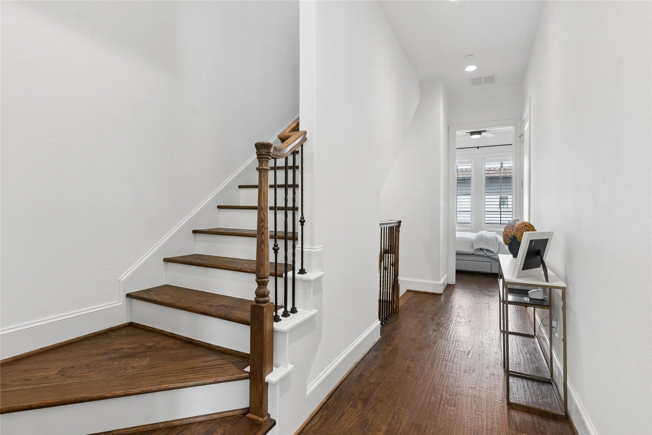 Townhouse For Rent in Dallas County , 5215 Weiss Lane, Irving, Texas 75039, 3 Bedroom, 4 Bathroom, 2 Garage spaces, 2,307 Sqft, built in 2015, mls#21369226, Real Estate Agent in Irving, Homes For Rent in Dallas county, Homes For Rent in Irving, Realtor in Irving Texas, Real Estate Brokerage Independent Realty Texas, Luminita Cordes Realtor