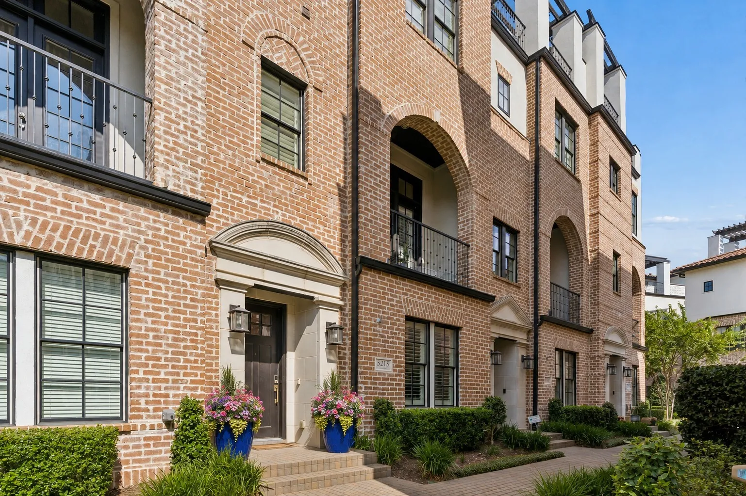 Townhouse For Rent in Dallas County , 5215 Weiss Lane, Irving, Texas 75039, 3 Bedroom, 4 Bathroom, 2 Garage spaces, 2,307 Sqft, built in 2015, mls#21369226, Real Estate Agent in Irving, Homes For Rent in Dallas county, Homes For Rent in Irving, Realtor in Irving Texas, Real Estate Brokerage Independent Realty Texas, Luminita Cordes Realtor