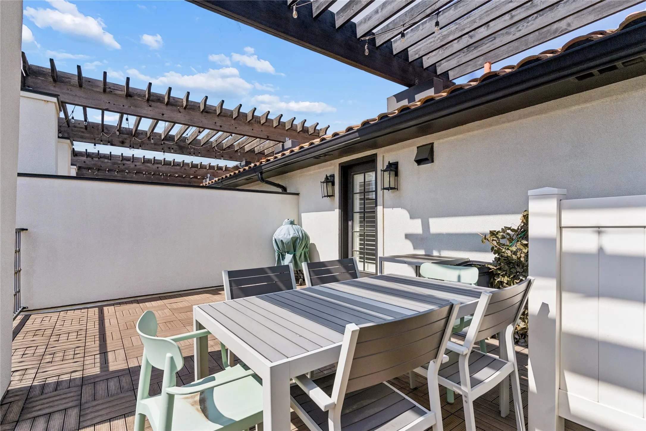 Townhouse For Rent in Dallas County , 5215 Weiss Lane, Irving, Texas 75039, 3 Bedroom, 4 Bathroom, 2 Garage spaces, 2,307 Sqft, built in 2015, mls#21369226, Real Estate Agent in Irving, Homes For Rent in Dallas county, Homes For Rent in Irving, Realtor in Irving Texas, Real Estate Brokerage Independent Realty Texas, Luminita Cordes Realtor