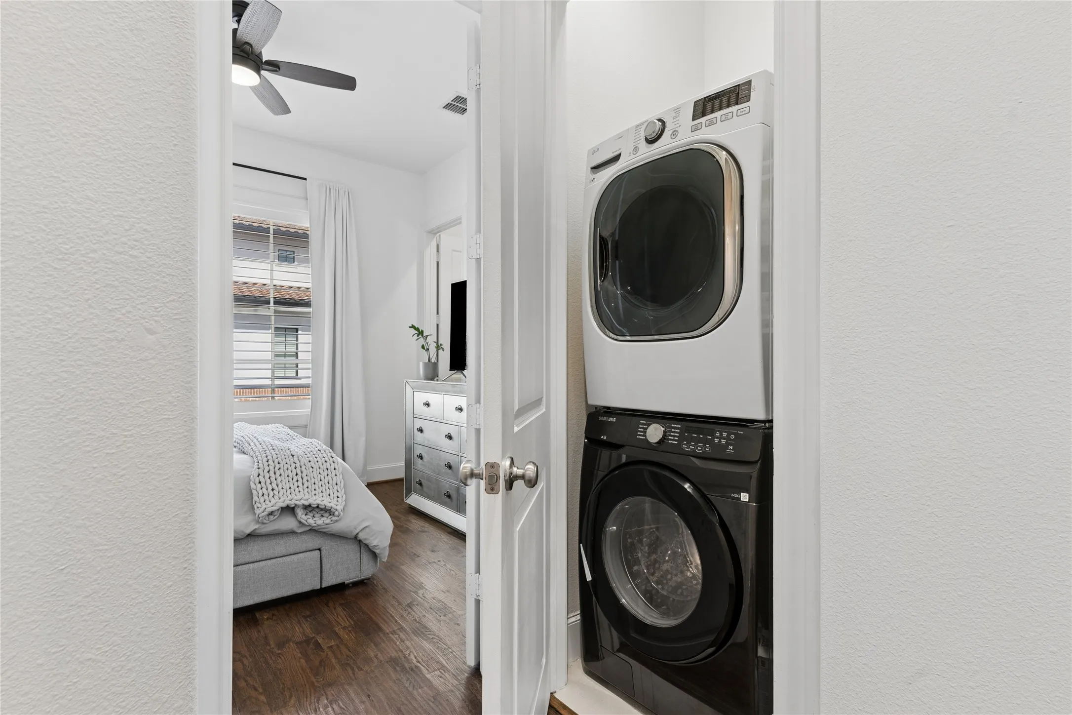 Townhouse For Rent in Dallas County , 5215 Weiss Lane, Irving, Texas 75039, 3 Bedroom, 4 Bathroom, 2 Garage spaces, 2,307 Sqft, built in 2015, mls#21369226, Real Estate Agent in Irving, Homes For Rent in Dallas county, Homes For Rent in Irving, Realtor in Irving Texas, Real Estate Brokerage Independent Realty Texas, Luminita Cordes Realtor
