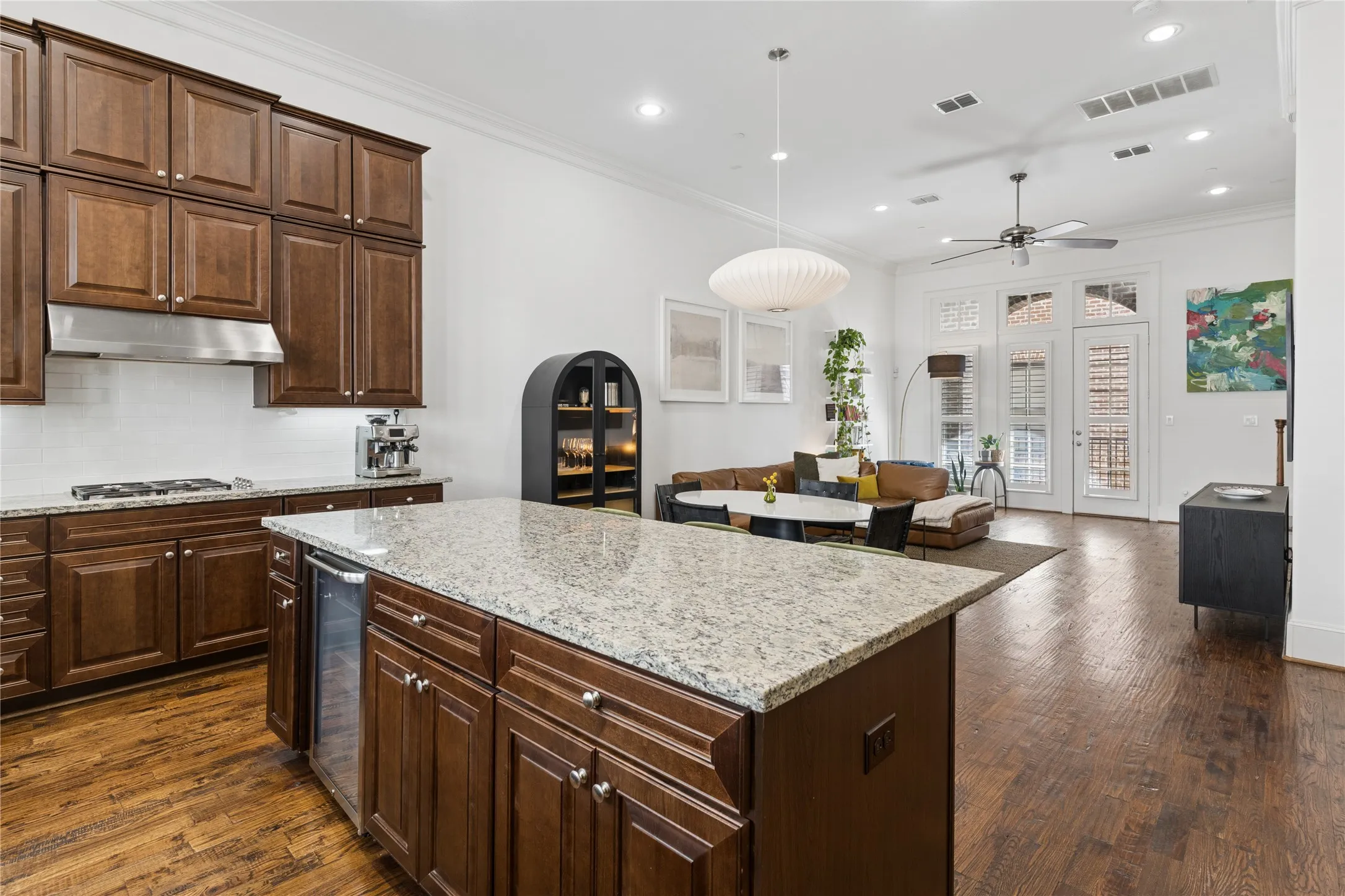 Townhouse For Rent in Dallas County , 5215 Weiss Lane, Irving, Texas 75039, 3 Bedroom, 4 Bathroom, 2 Garage spaces, 2,307 Sqft, built in 2015, mls#21369226, Real Estate Agent in Irving, Homes For Rent in Dallas county, Homes For Rent in Irving, Realtor in Irving Texas, Real Estate Brokerage Independent Realty Texas, Luminita Cordes Realtor