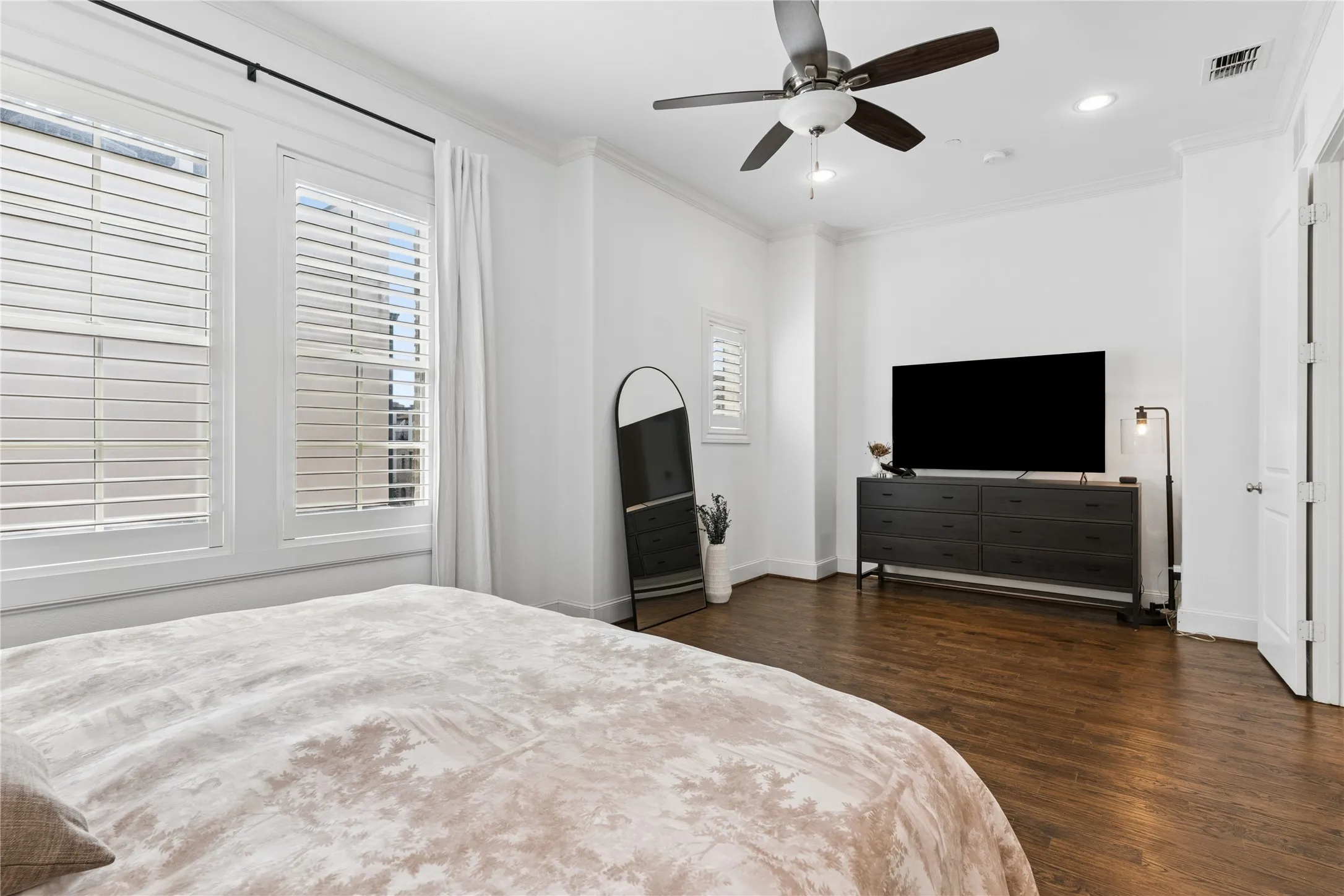 Townhouse For Rent in Dallas County , 5215 Weiss Lane, Irving, Texas 75039, 3 Bedroom, 4 Bathroom, 2 Garage spaces, 2,307 Sqft, built in 2015, mls#21369226, Real Estate Agent in Irving, Homes For Rent in Dallas county, Homes For Rent in Irving, Realtor in Irving Texas, Real Estate Brokerage Independent Realty Texas, Luminita Cordes Realtor