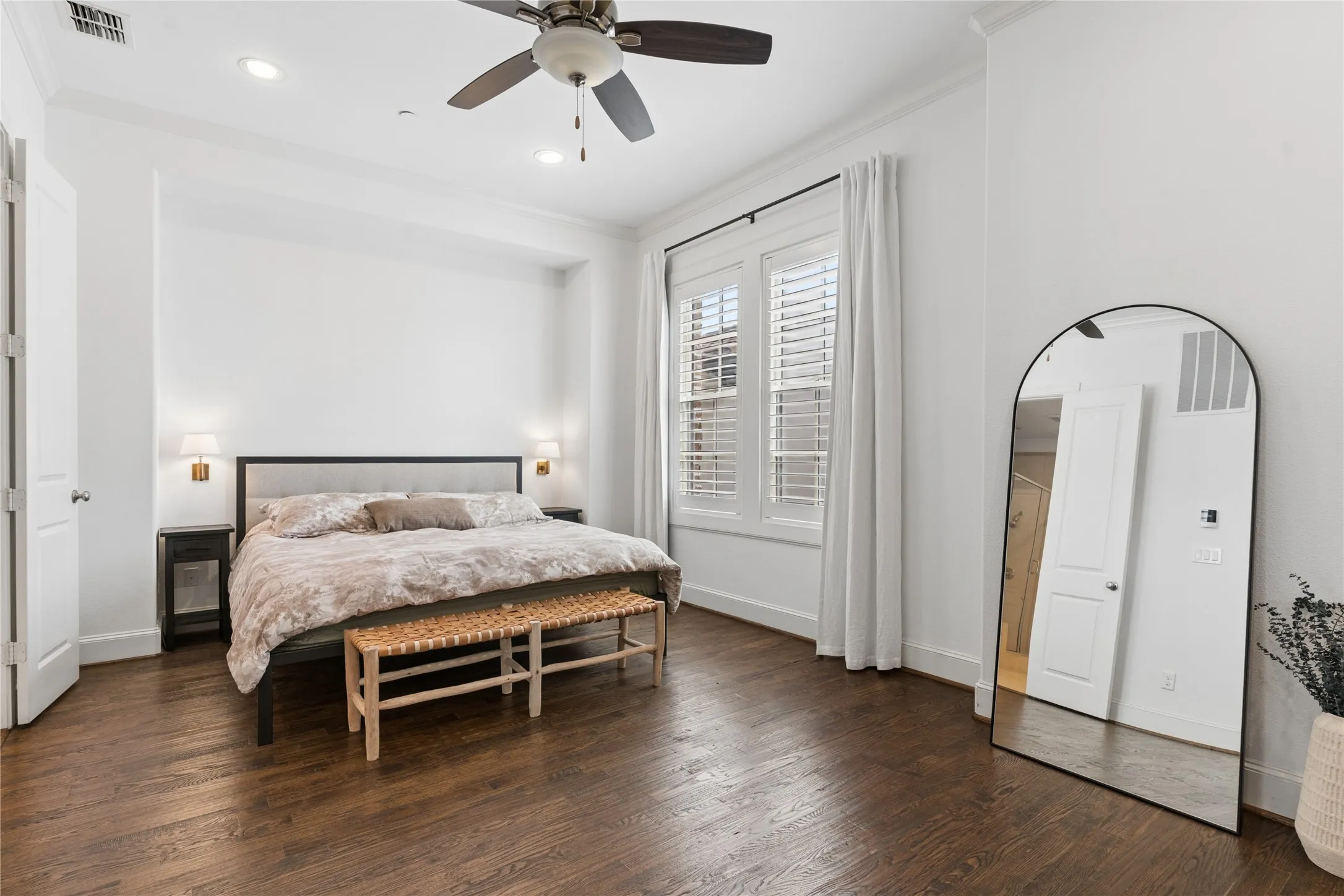 Townhouse For Rent in Dallas County , 5215 Weiss Lane, Irving, Texas 75039, 3 Bedroom, 4 Bathroom, 2 Garage spaces, 2,307 Sqft, built in 2015, mls#21369226, Real Estate Agent in Irving, Homes For Rent in Dallas county, Homes For Rent in Irving, Realtor in Irving Texas, Real Estate Brokerage Independent Realty Texas, Luminita Cordes Realtor