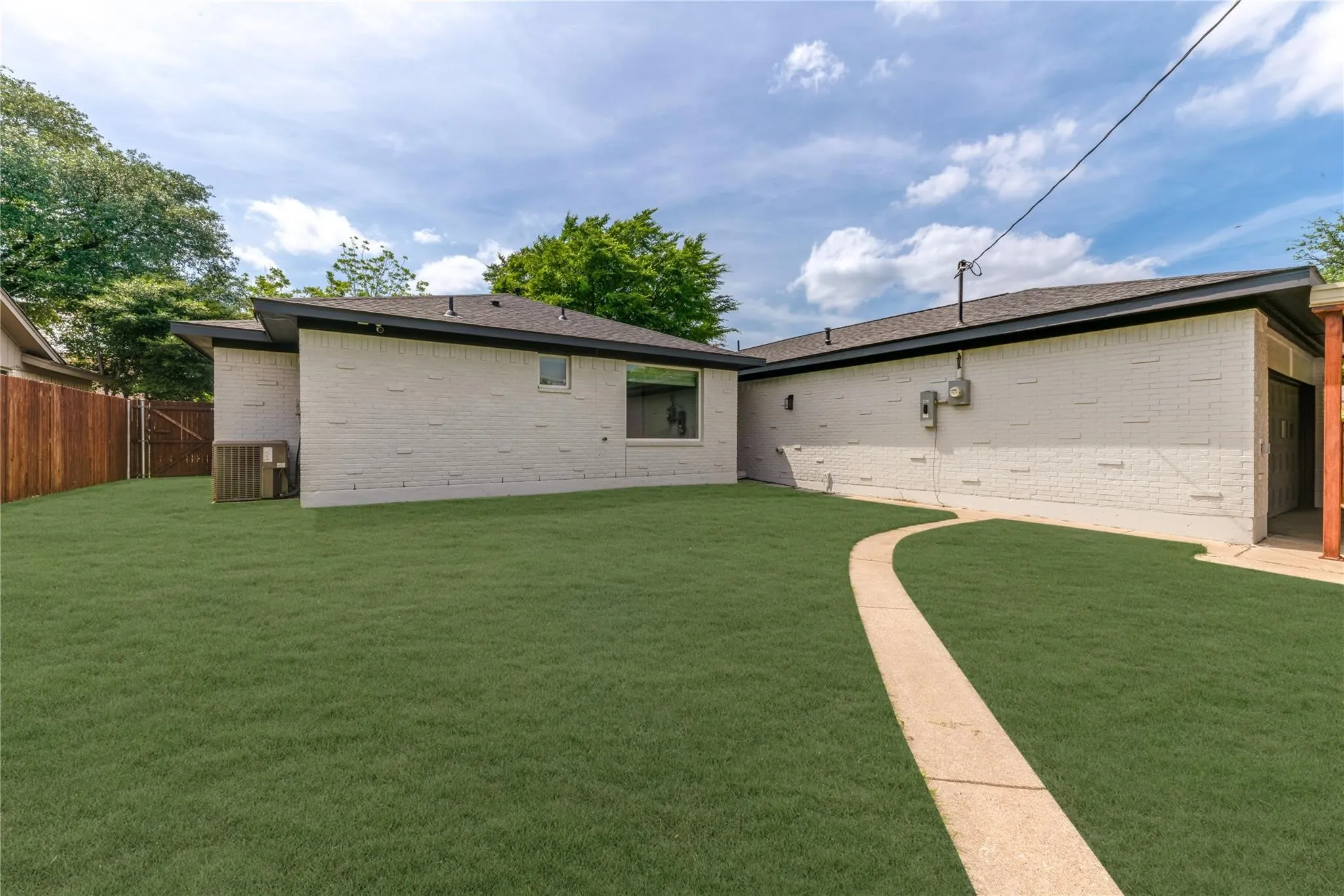 Single Family Residence For Sale in Dallas County , 7322 Hunnicut Road, Dallas, Texas 75227, 4 Bedroom, 3 Bathroom, 2 Garage spaces, 2,419 Sqft, built in 1969, mls#21370147, Real Estate Agent in Dallas, Homes For Sale in Dallas county, Homes For Sale in Dallas, Realtor in Dallas Texas, Real Estate Brokerage Independent Realty Texas, Luminita Cordes Realtor