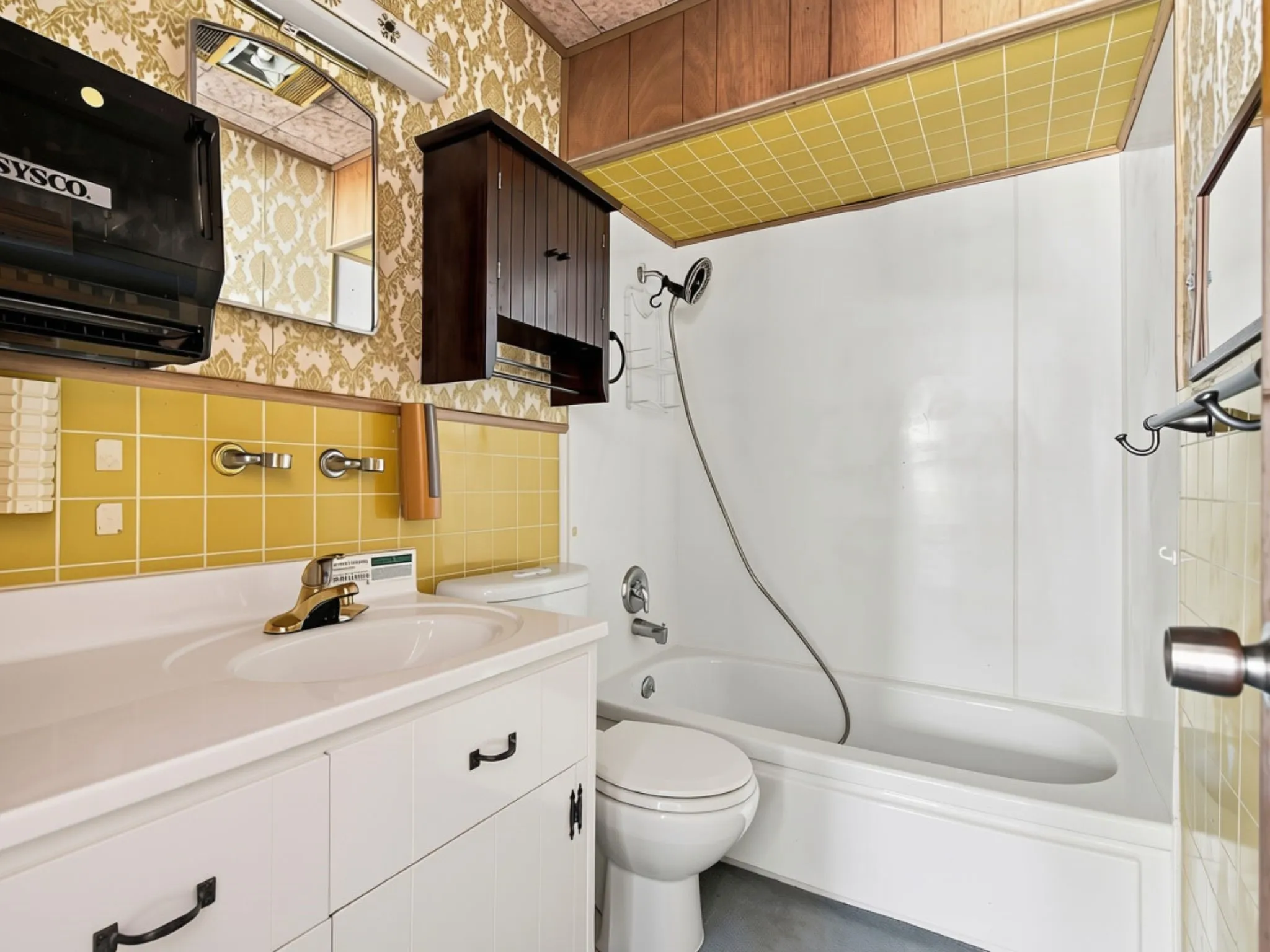 Full Bathroom 1