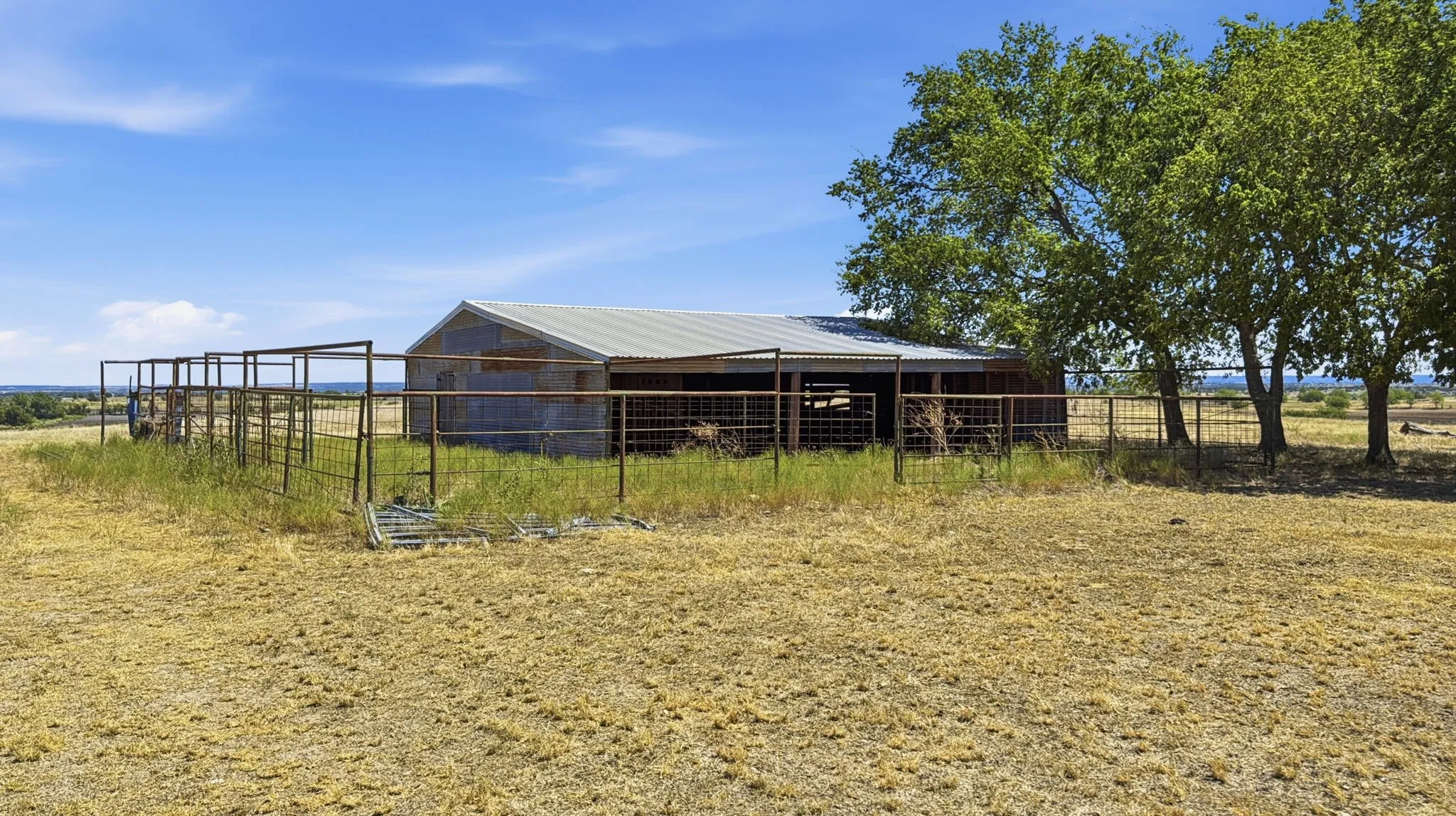 Farm For Sale in Hamilton County , 8001 Fm 932, Hamilton, Texas 76531, 2 Bedroom, 2 Bathroom, Garage spaces, 1,380 Sqft, built in 1930, mls#21370739, Real Estate Agent in Hamilton, Homes For Sale in Hamilton county, Homes For Sale in Hamilton, Realtor in Hamilton Texas, Real Estate Brokerage Independent Realty Texas, Luminita Cordes Realtor